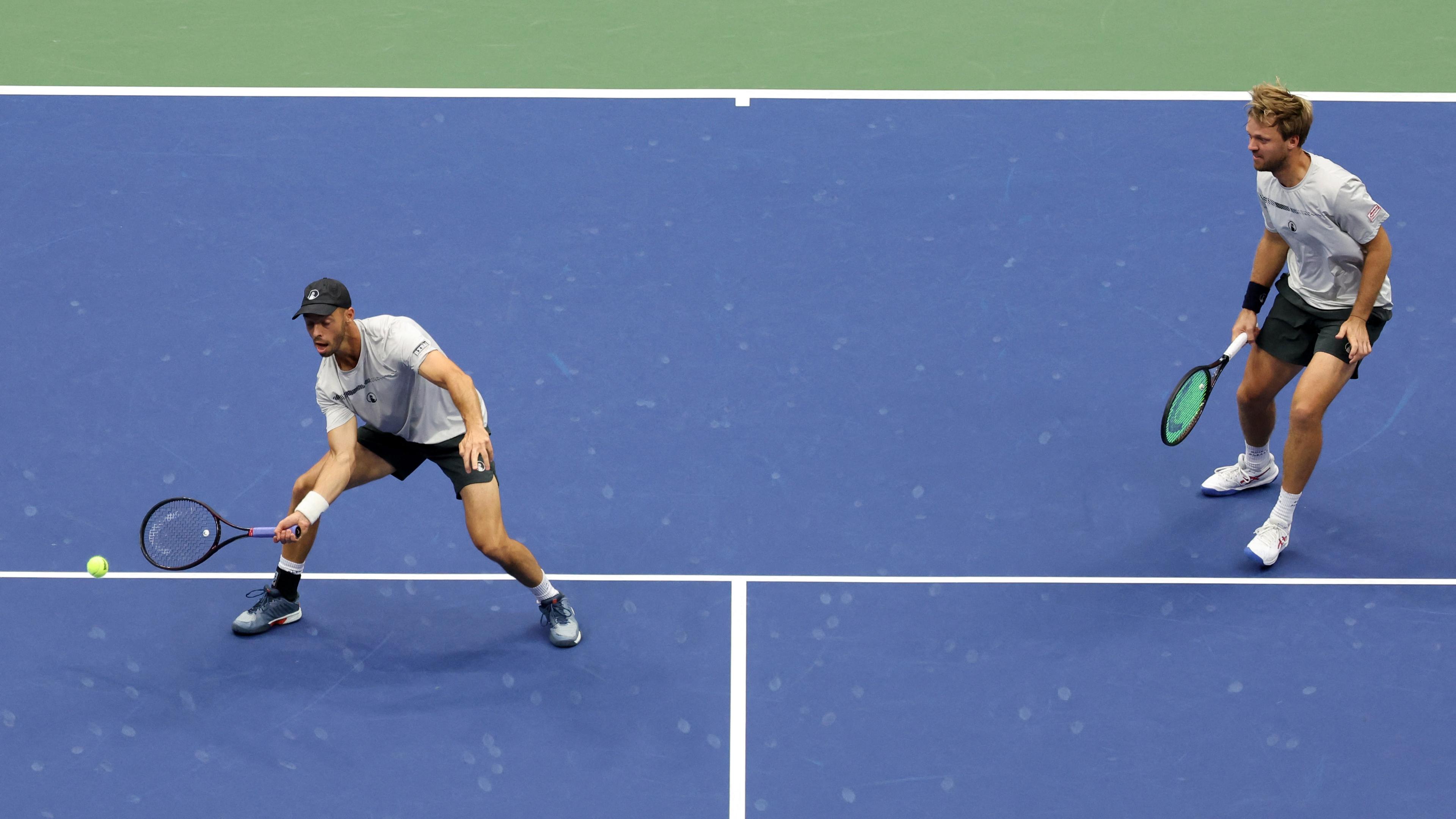 Die deutschen Kevin Krawietz und Tim Pütz während des Spiels gegen Australien beim Tennis-Doppel der Männer.