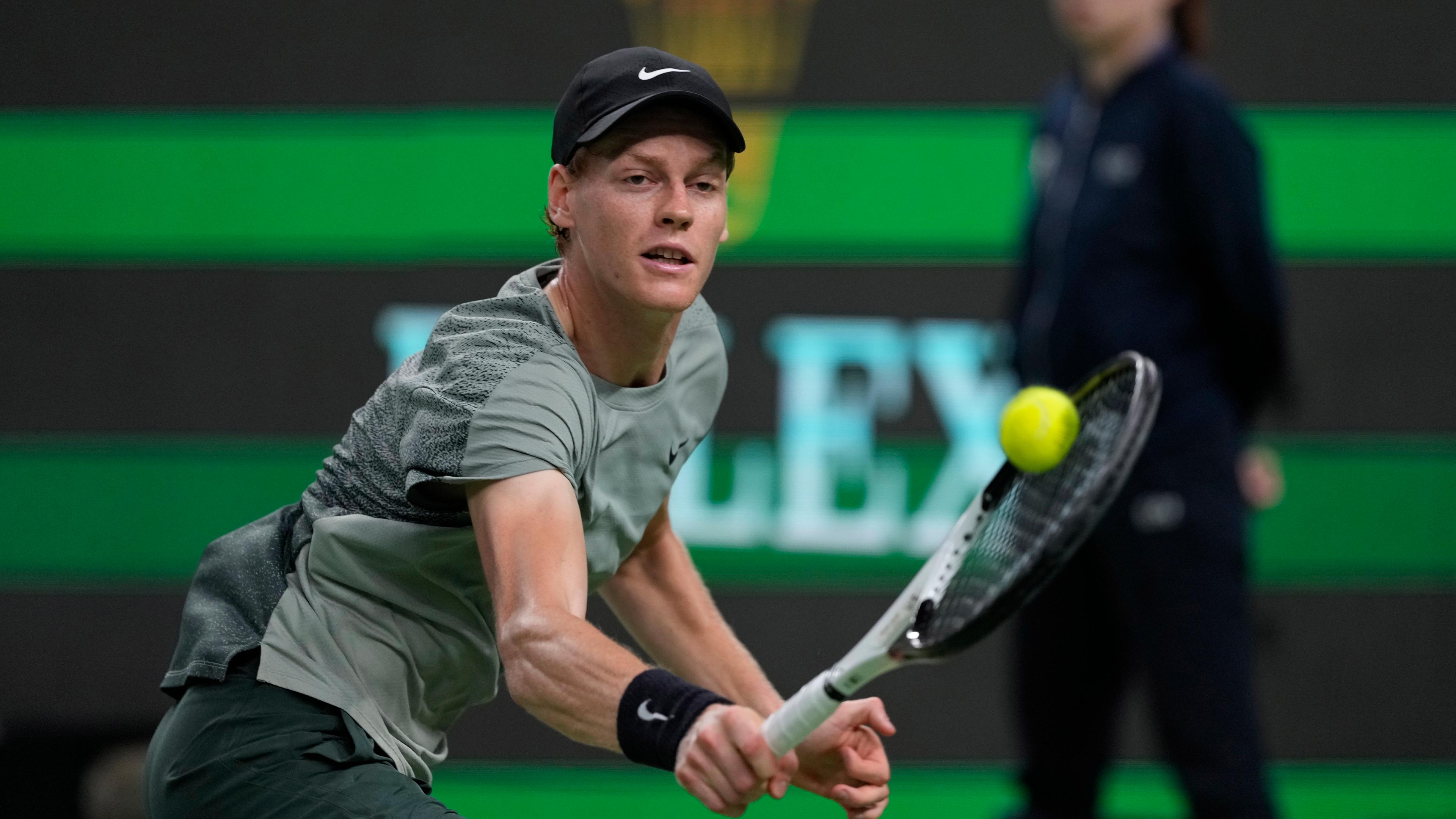 Der Italiener Jannik Sinner returniert einen Schlag gegen den Serben Novak Djokovic während des Finalspiels im Herreneinzel beim Tennisturnier Shanghai Masters im Qizhong Forest Sports City Tennis Center.