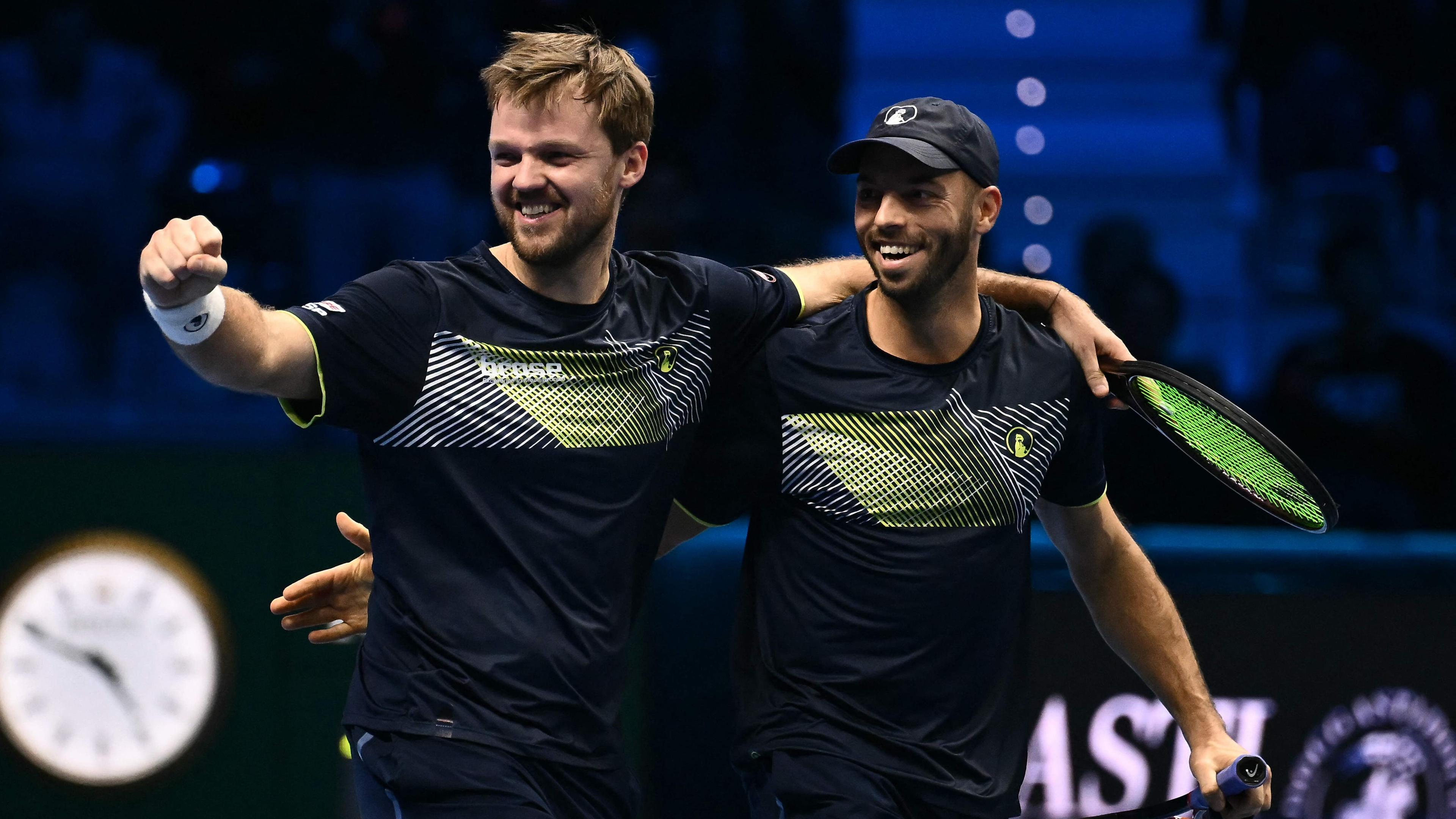 Der deutsche Tim Putz (R) und Kevin Krawietz feiern den Sieg nach ihrem Endspiel gegen Mate Pavic aus Kroatien und Marcelo Arevalo aus Salvador.