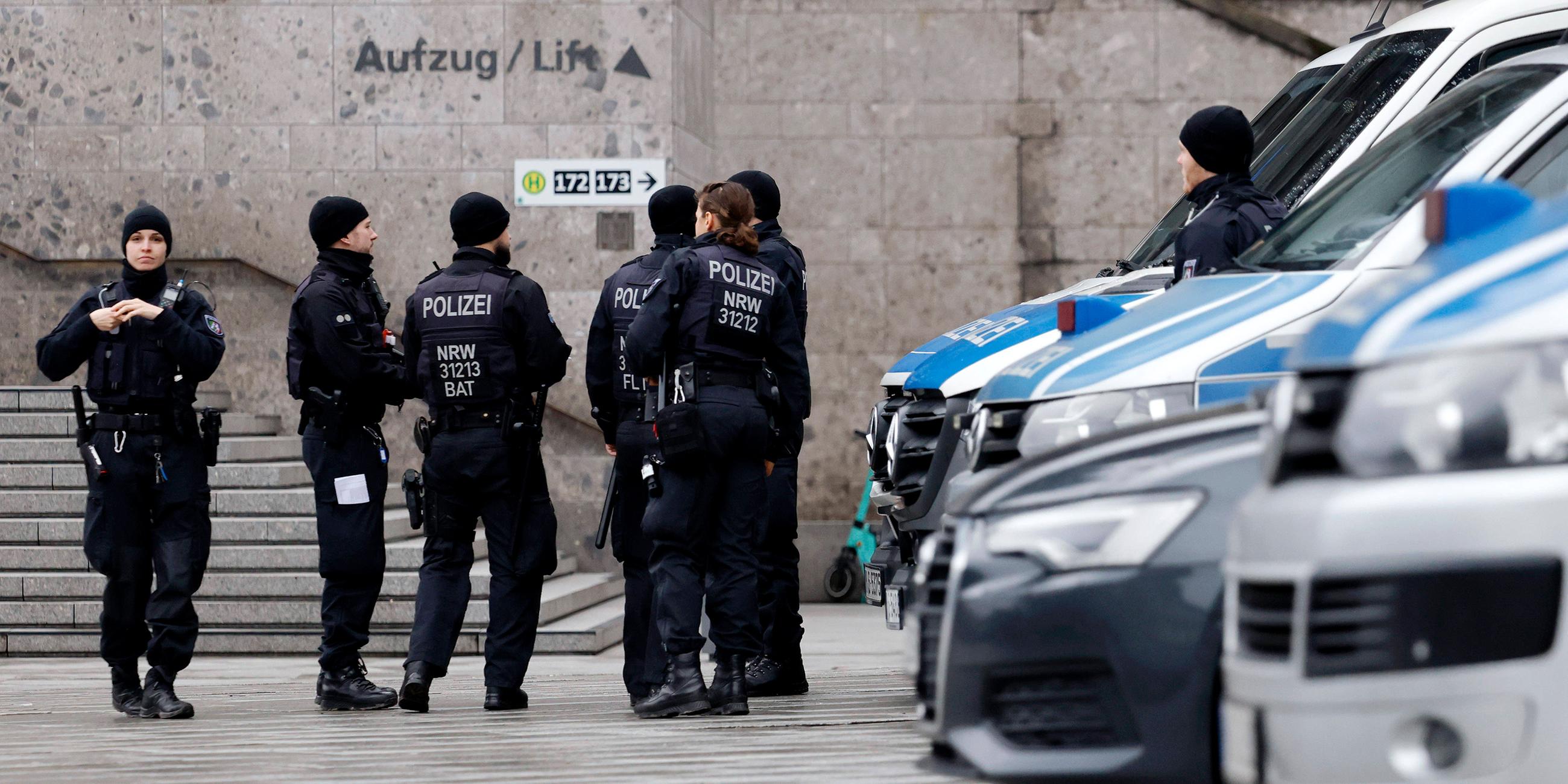 Rund um den Kölner Dom sind Polizisten in Stellung gegangen.