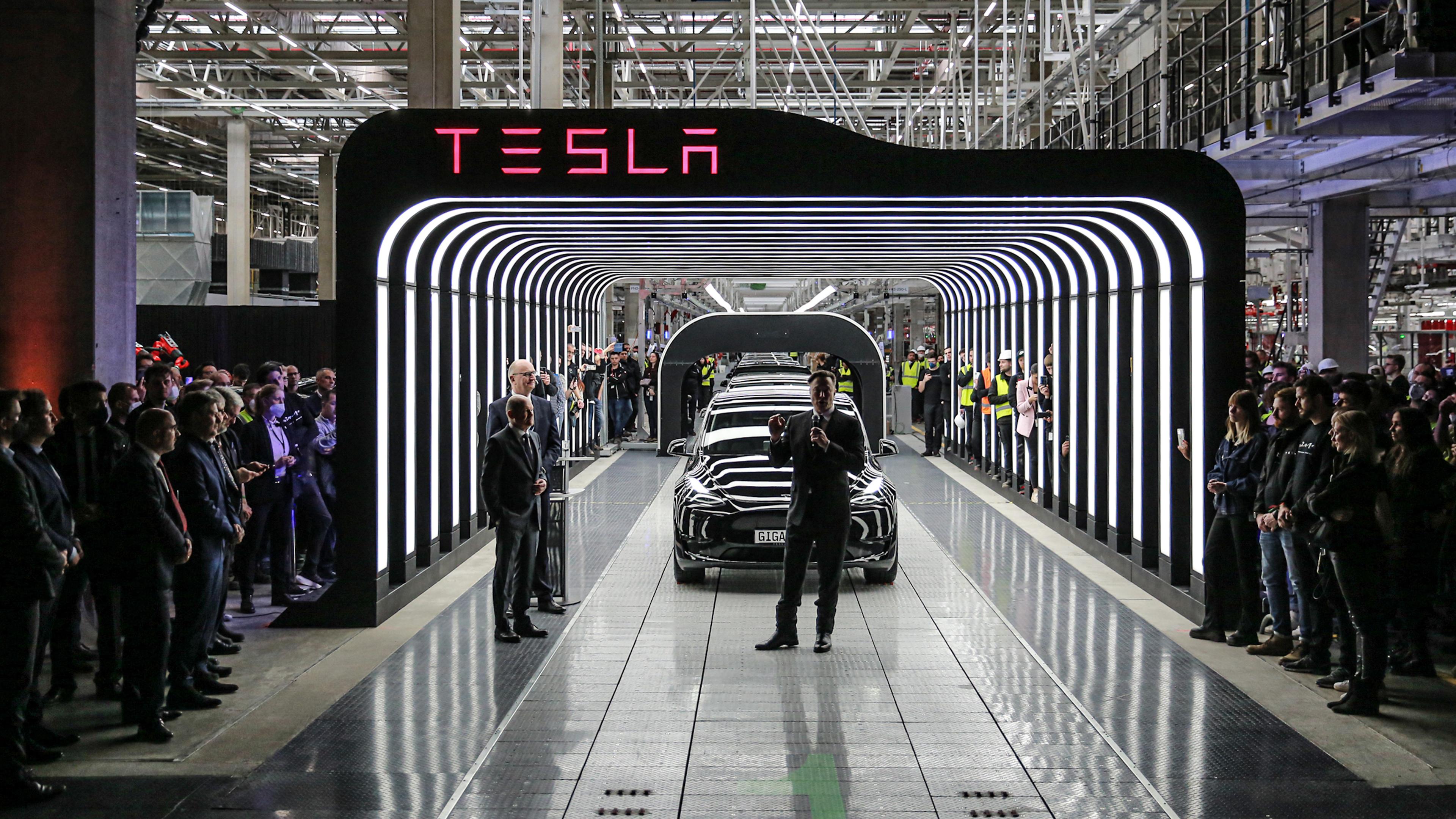 CEO Tesla Elon Musk (tengah) bertemu Menteri Brandenburg Dietmar selama pembangunan Tesla Gigafactory di Grünheide, Jerman, pada pukul 22:00 tanggal 22 Maret 2022. Dietmar Woidke (kedua dari kiri) dan Anggota Parlemen Federal Olaf Scholz (kiri) hadir.