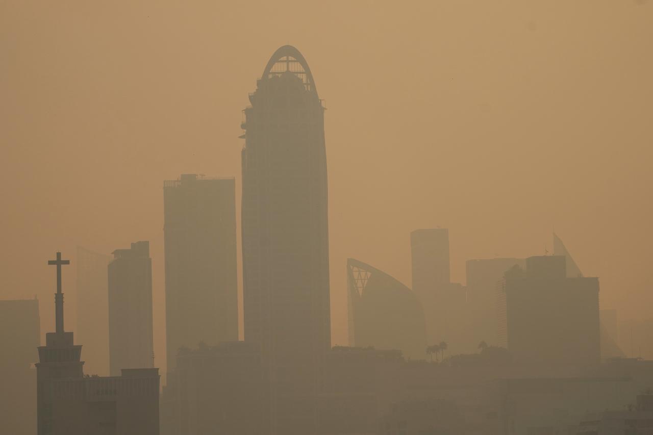 ine dicke Smogschicht bedeckt das Zentrum von Bangkok