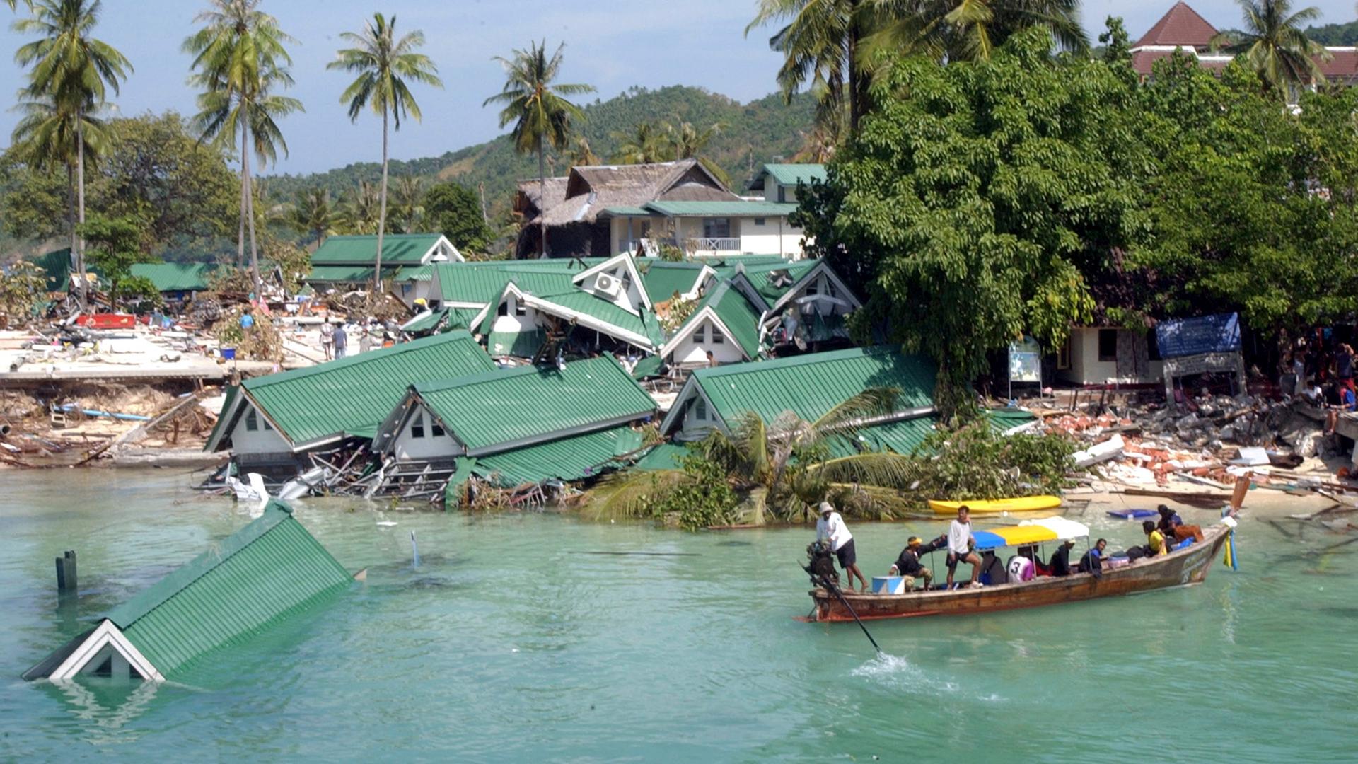 Ein Boot fährt an einem beschädigten Hotel in der Ton Sai Bay auf der Insel Phi Phi in Thailand vorbei, Archivbild