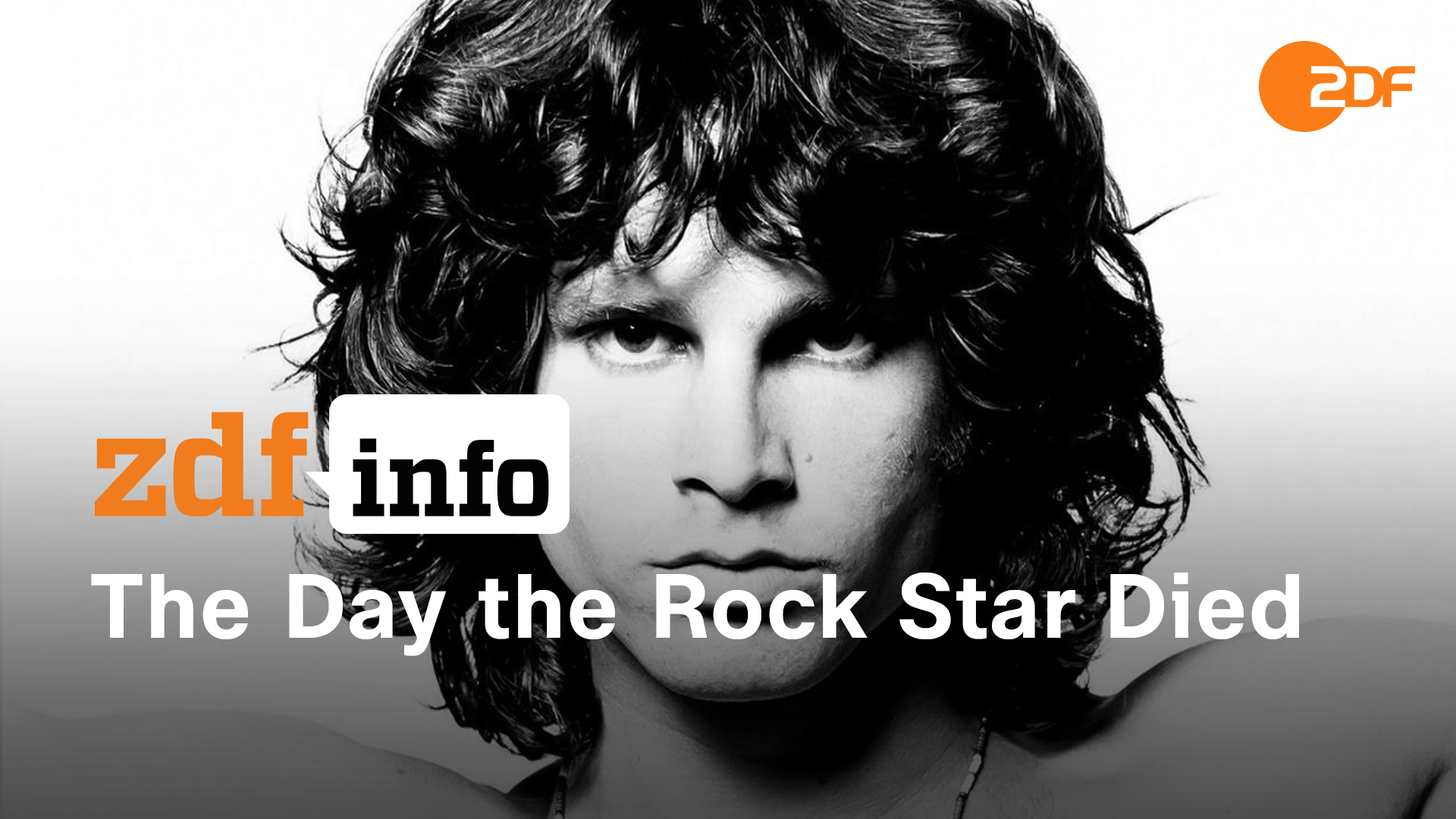 Schwarz-Weiß-Foto von Jim Morrison bei einem Konzert. Er hält das Mikro in der Hand und hat die Augen geschlossen.