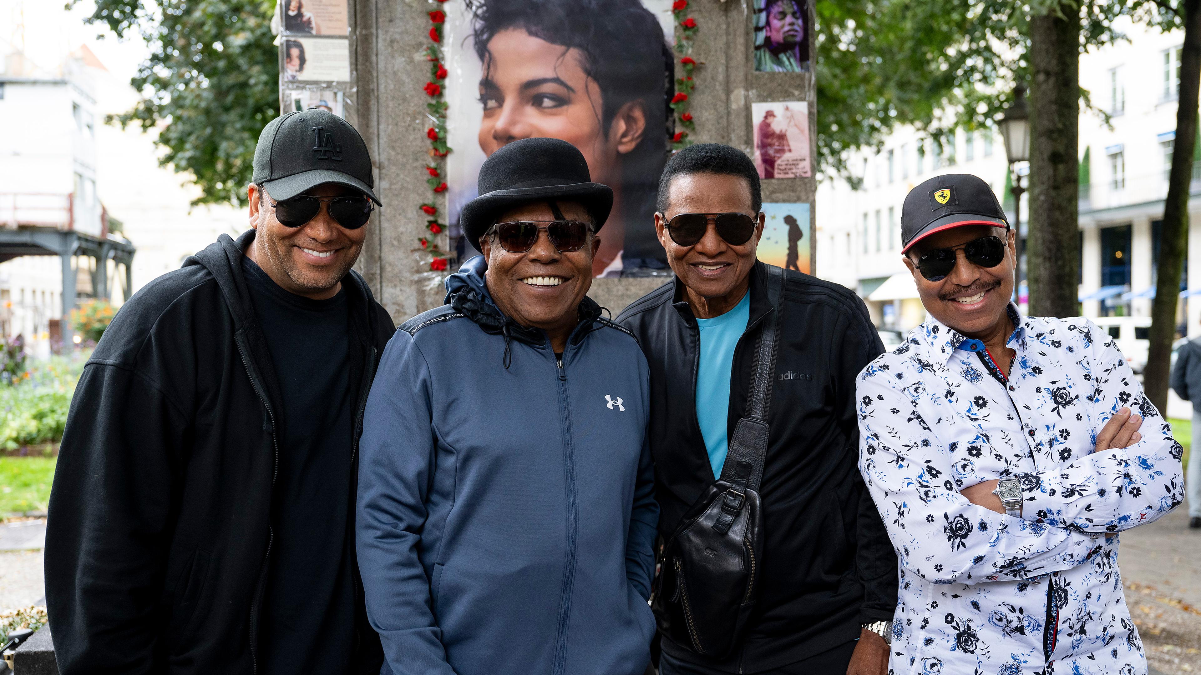 The Jacksons· mit Tito (2.v.l-r), Jackie und Marlon Jackson, sowie Titos Sohn Taryll Jackson (l) stehen vor einer Pressekonferenz, aufgenommen am 09.09.2024