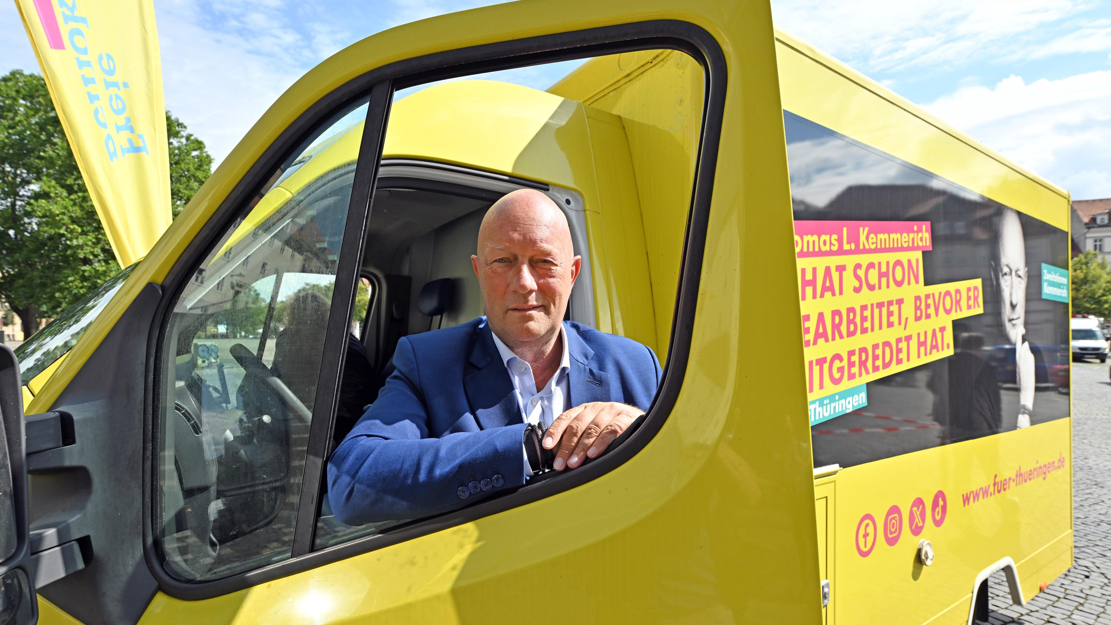 FDP-Spitzenkandidat Thomas Kemmerich schaut aus dem Fenster eines Wahlkampfbusses.