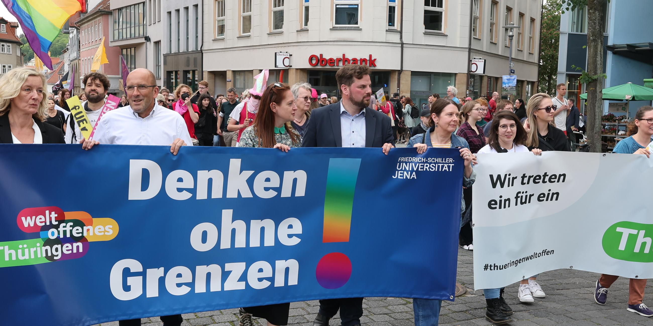 Thüringen, Jena: «Denken ohne Grenzen» steht auf einem Plakat von Teilnehmern einer Demonstration unter dem Motto «Demokratie verteidigen» der Initiative «Jena solidarisch», die durch die Innenstadt laufen.