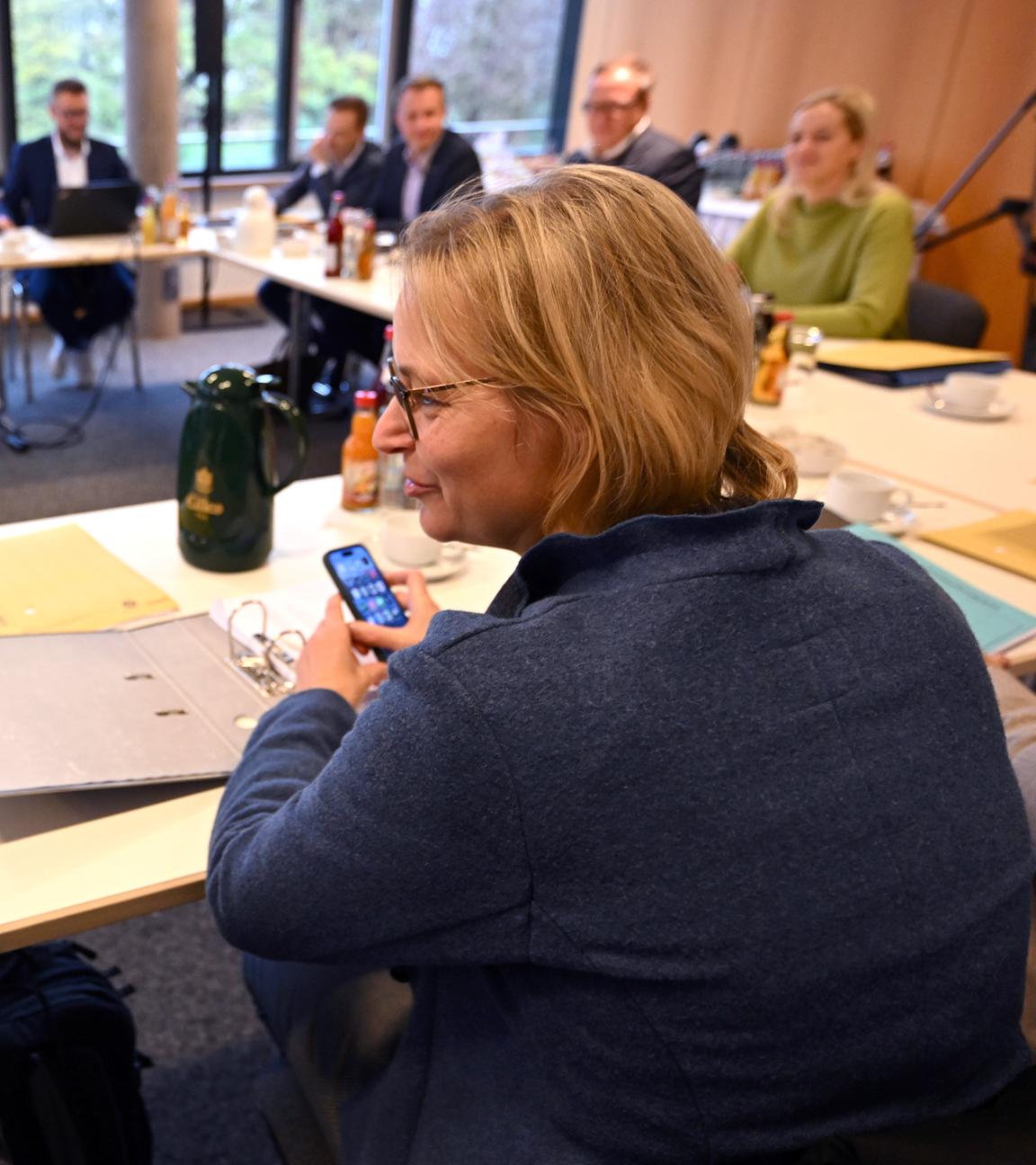 Die Spitzen von CDU, BSW und SPD treffen sich zu Koalitionsverhandlungen im Thüringer Landtag