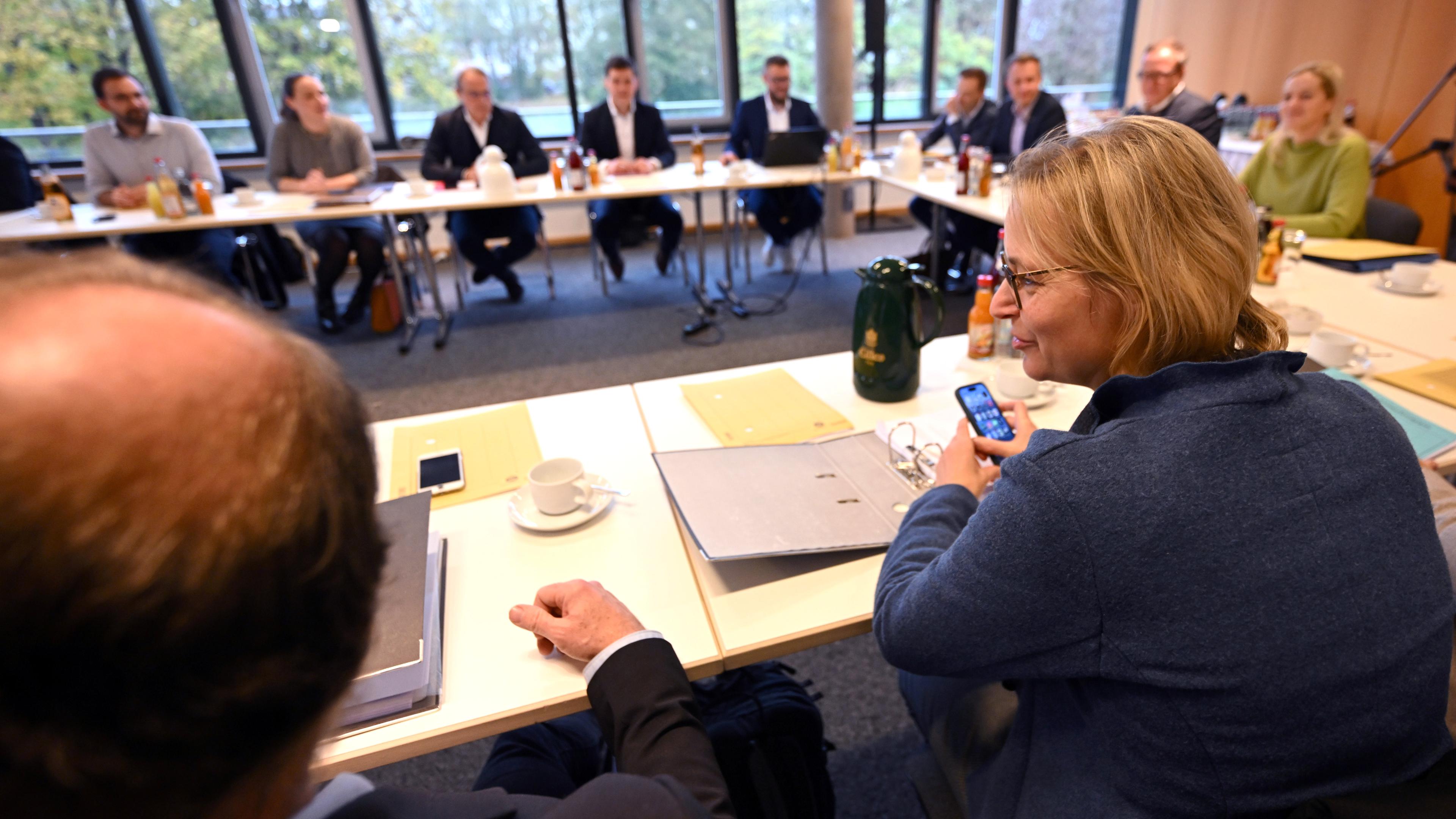 Die Spitzen von CDU, BSW und SPD treffen sich zu Koalitionsverhandlungen im Thüringer Landtag