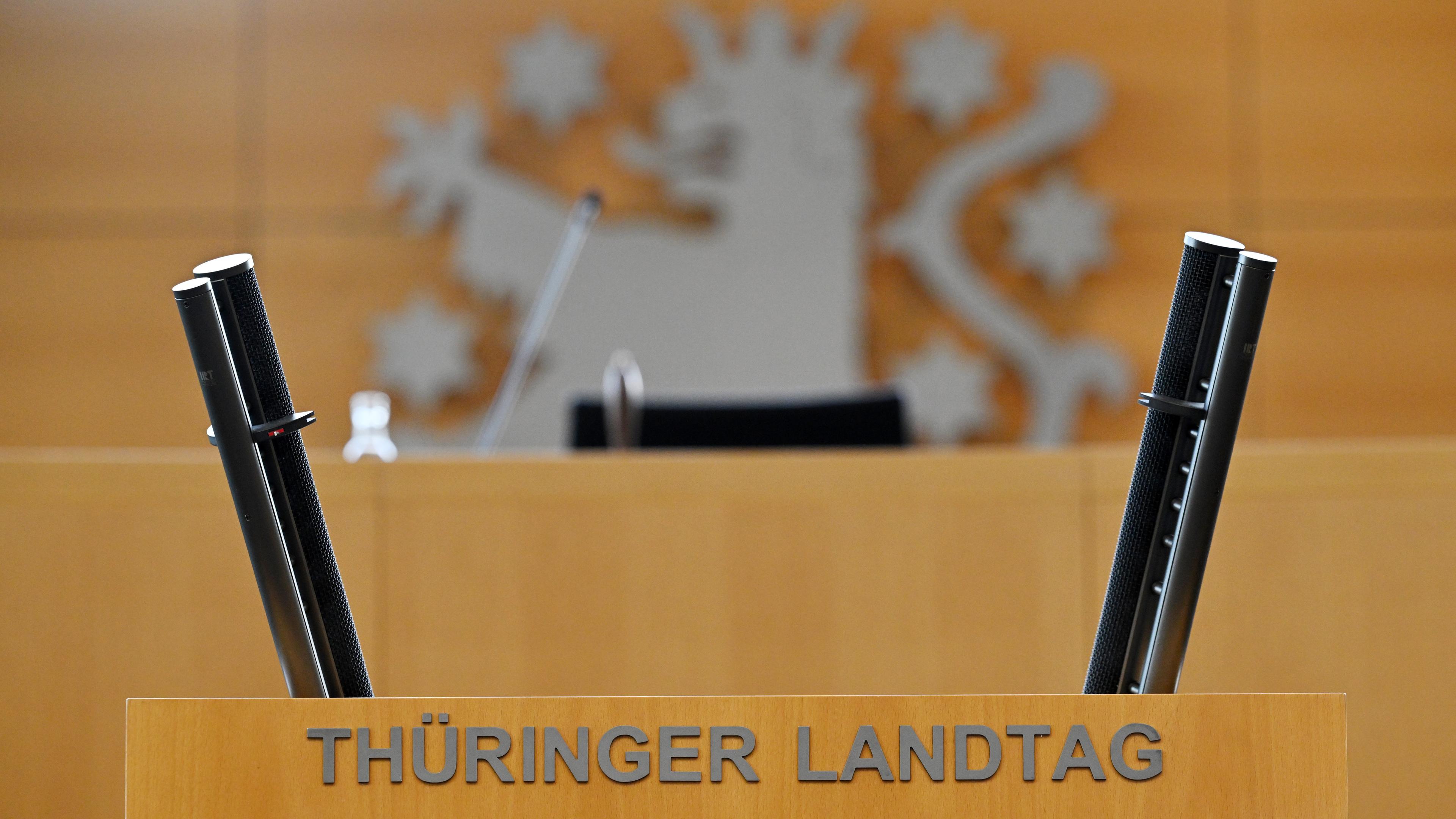 Blick auf das Rednerpult im Plenarsaal des Thüringer Landtags in Erfurt