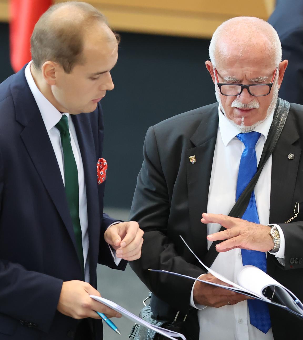  Thüringen, Erfurt: Jürgen Treutler (AfD, r), Alterspräsident des Landtags, und Torben Braga, parlamentarischer Geschäftsführer der AfD-Fraktion, unterhalten sich während der konstituierenden Sitzung des Thüringer Landtags.