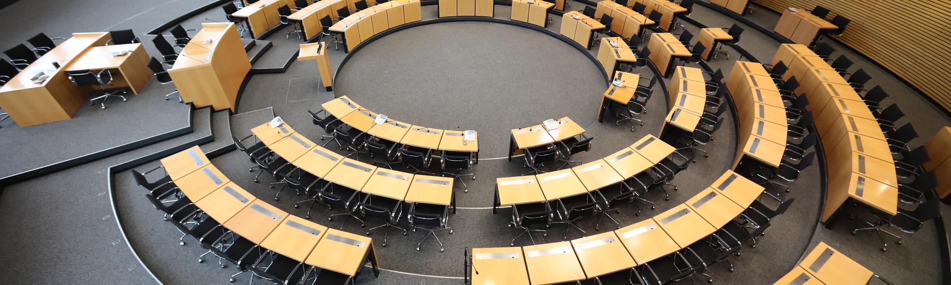 Thüringen, Erfurt: Leere Sitze sind im Plenarsaal des Thüringer Landtages zu sehen.