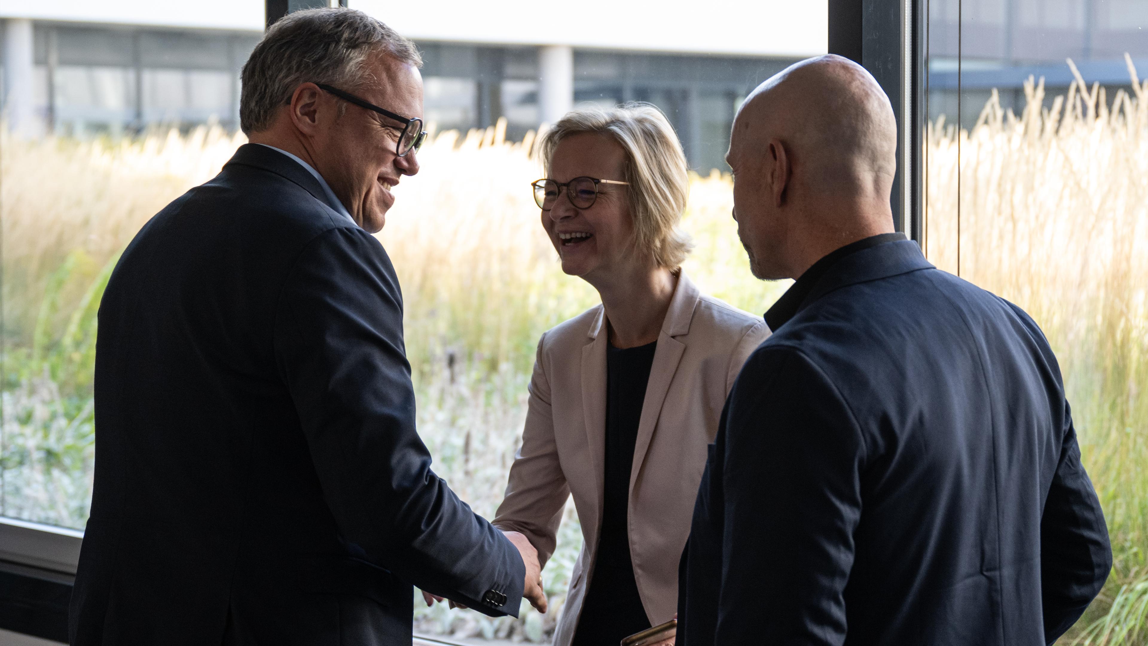 Voigt begrüßt Katja Wolf (BSW) und Steffen Quasebarth (BSW).