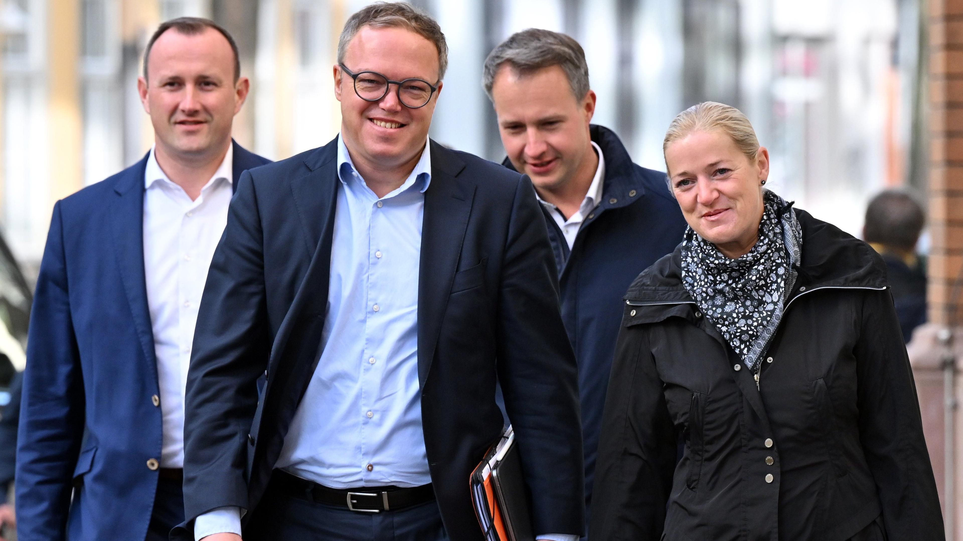 Christian Herrgott (l-r), Mario Voigt, Andreas Bühl und Beate Meißner kommen zu den Sondierungsgesprächen in Thüringen