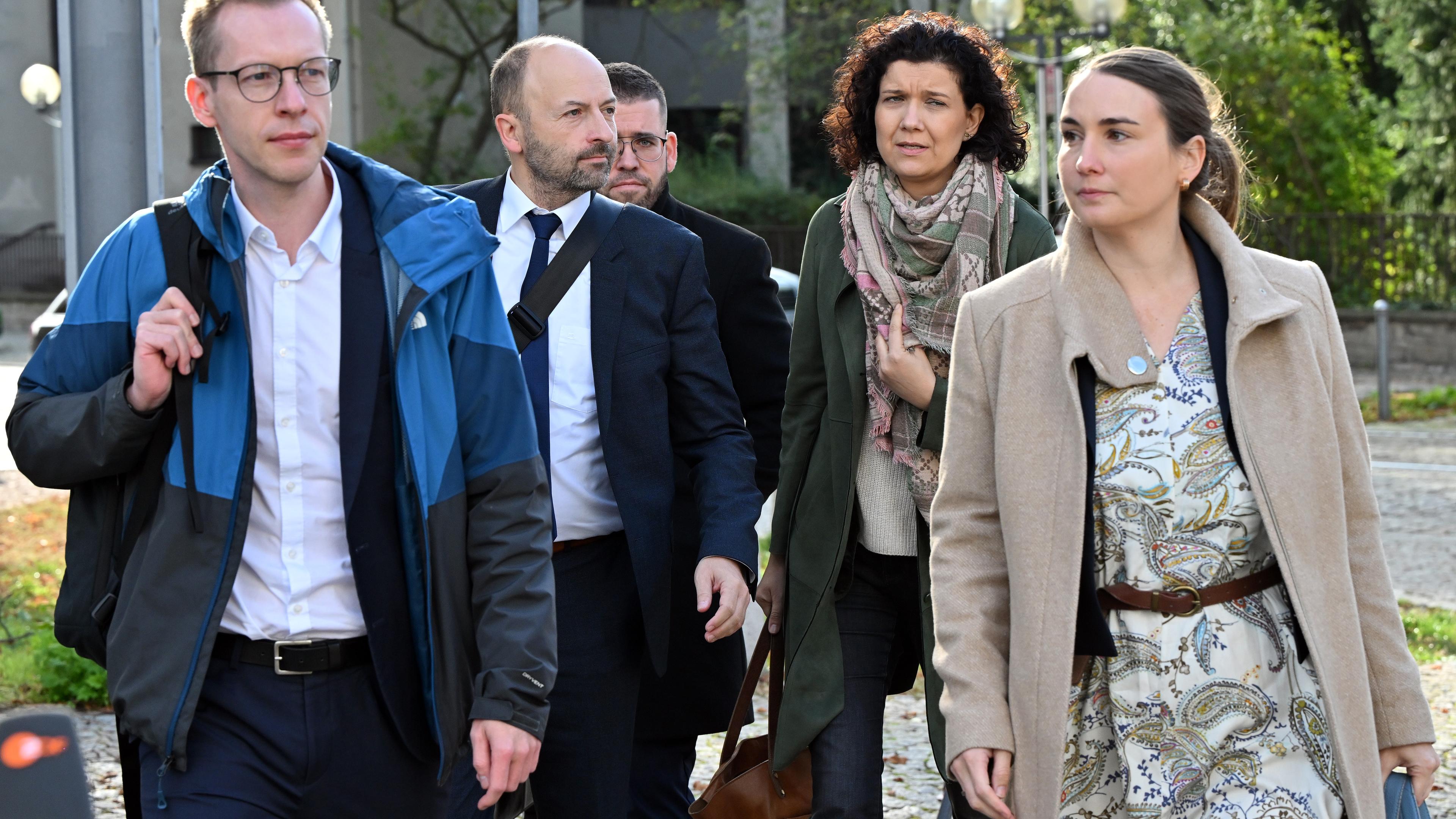 Markus Giebe (l-r), Ralf Schleußinger, Sven Schrade, Janine Merz und Katharina Schenk (alle SPD) kommen zu den Sondierungsgesprächen zwischen CDU, BSW und SPD in der Erfurter Innenstadt.