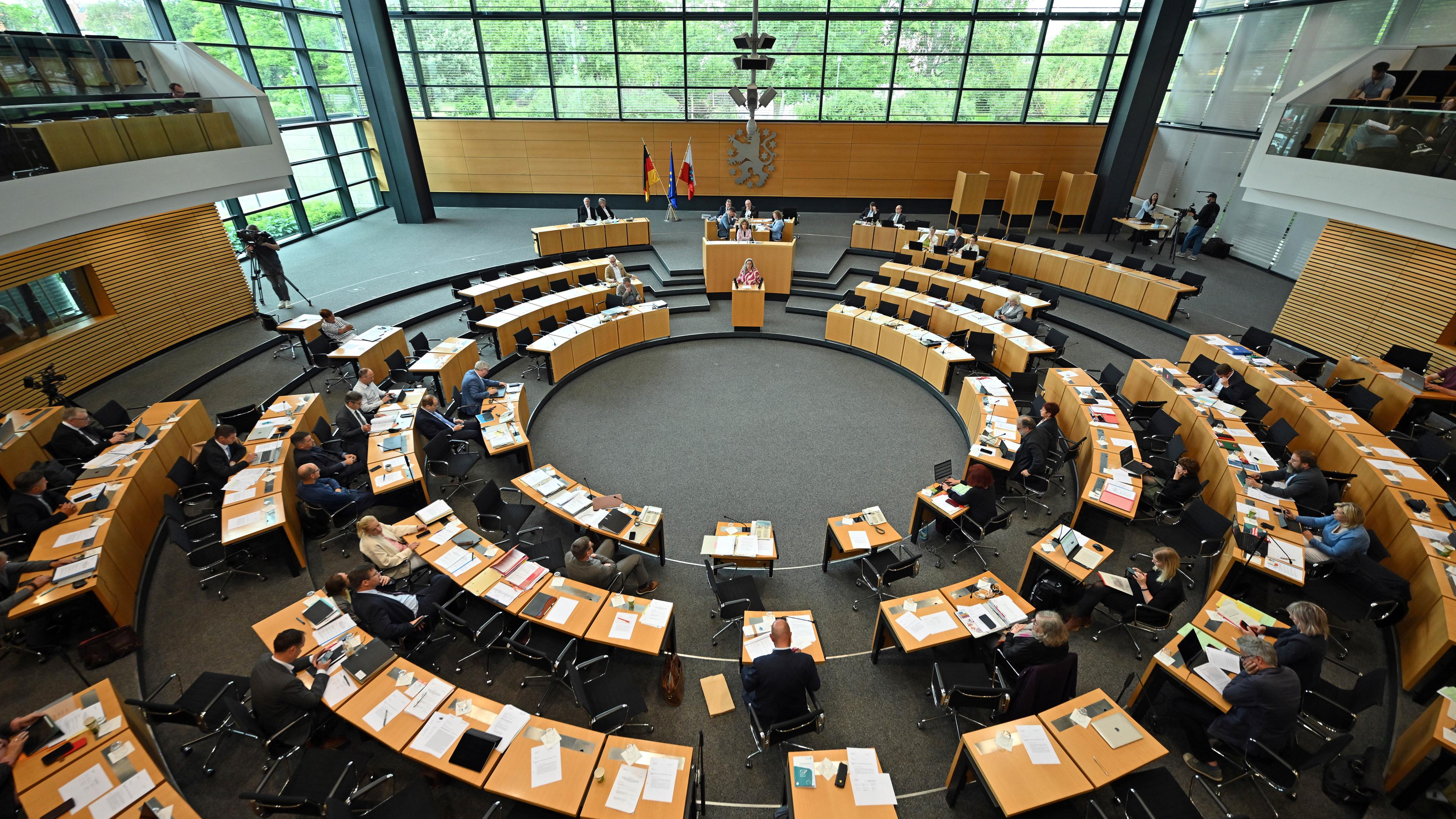 Thüringen, Erfurt: Abgeordnete sitzen im Plenarsaal während der Sitzung des Thüringer Landtags.