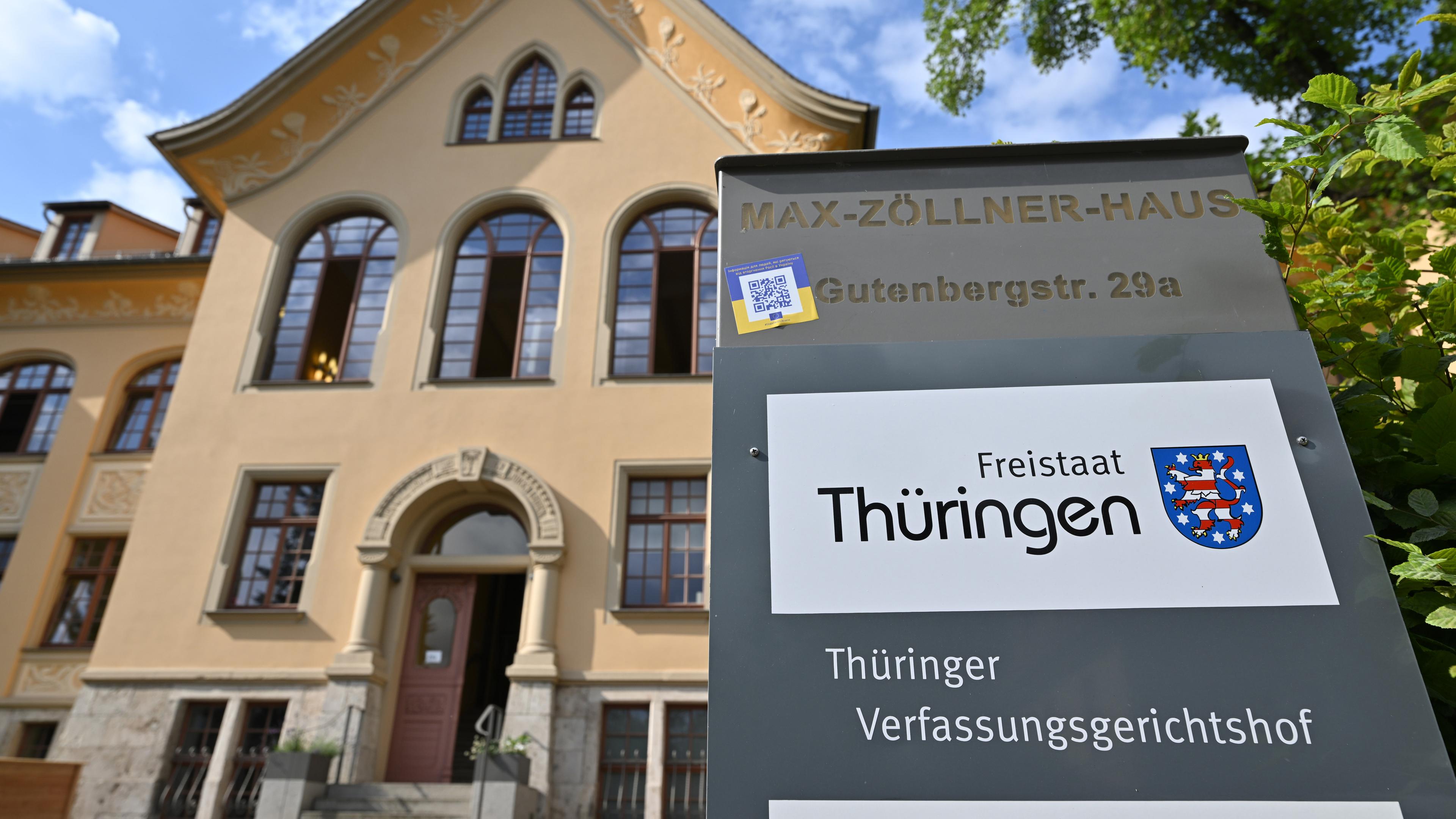 Thüringen, Weimar: Ein Schild vor dem Thüringer Verfassungsgerichtshof weist auf den Sitz des Gerichts hin.