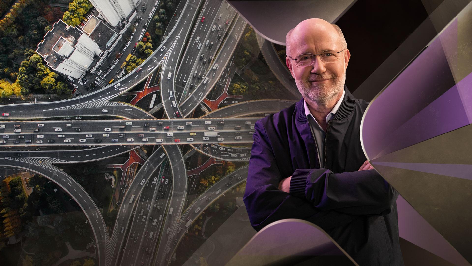 Harald Lesch steht vor Autobahnkreuz