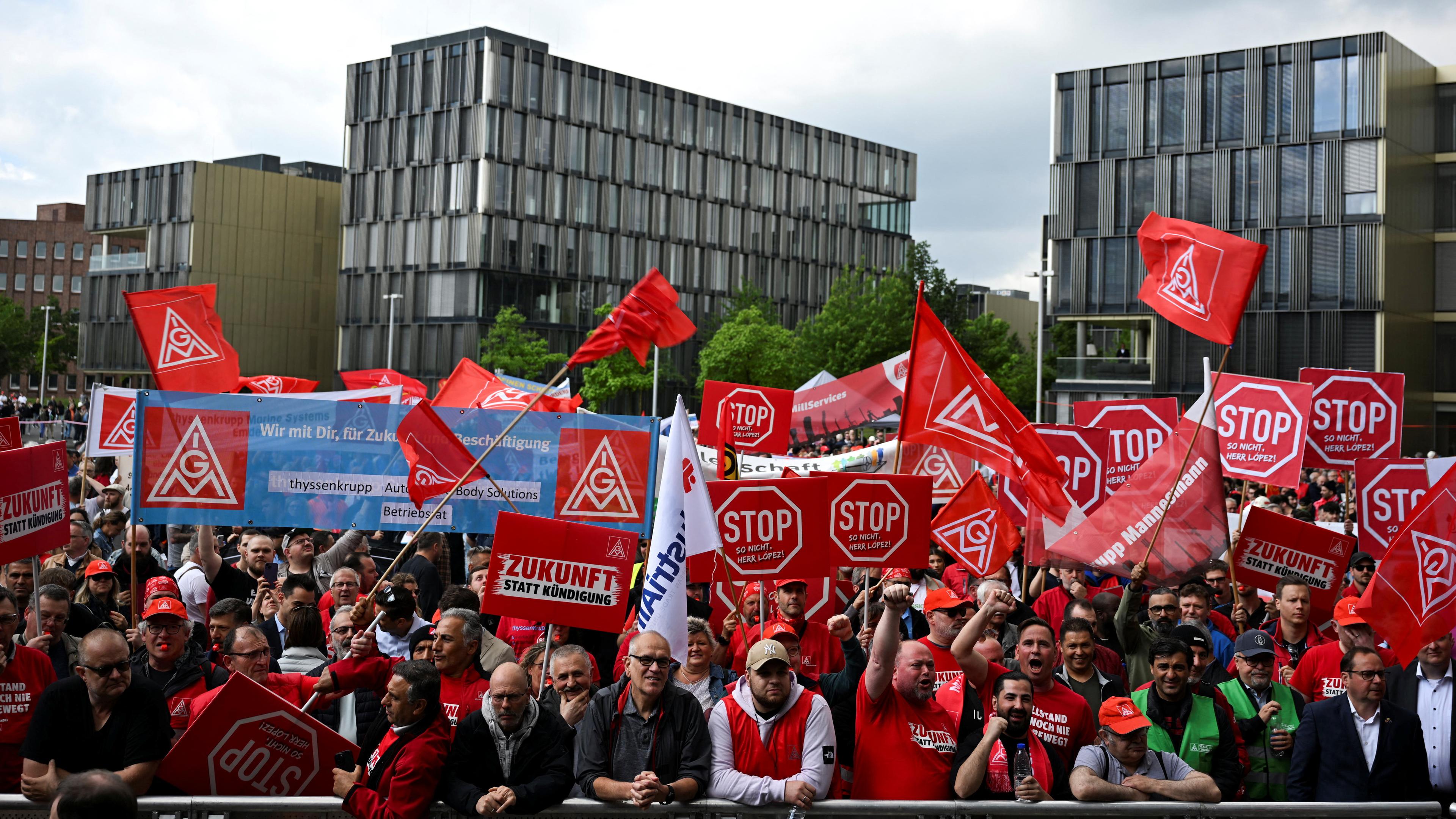 23.05.2024: Thyssenkrupp-Stahlarbeiter demonstrieren bei einer IG-Metall-Kundgebung in Essen.