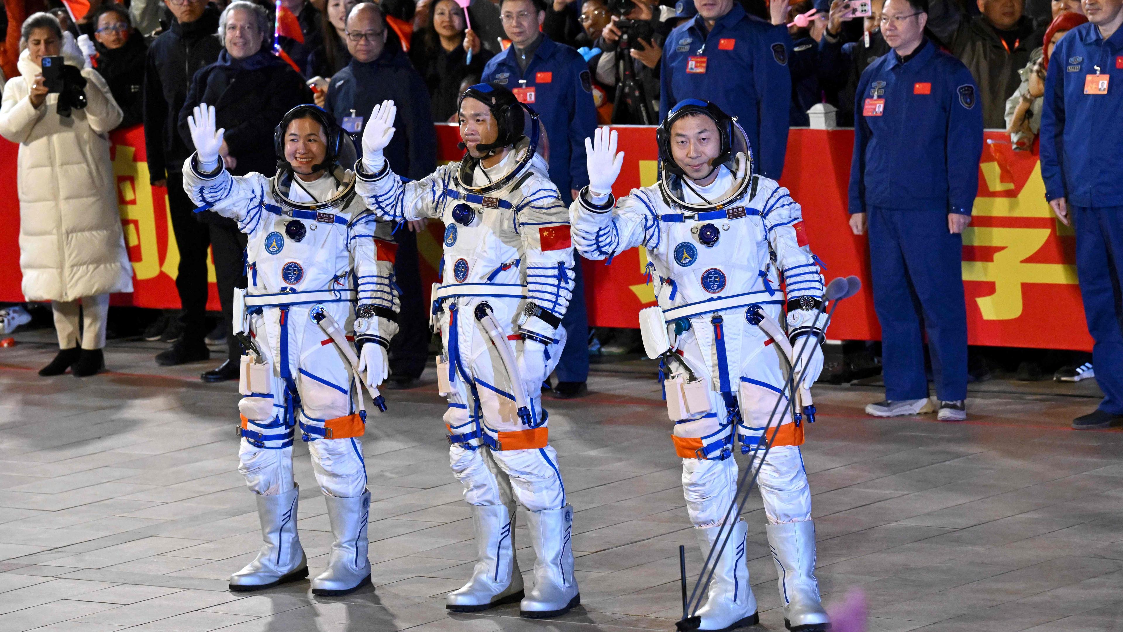 Die Astronauten Cai Xuzhe (R), Song Lingdong (C) und Wang Haoze (L) winken vor dem Abflug.