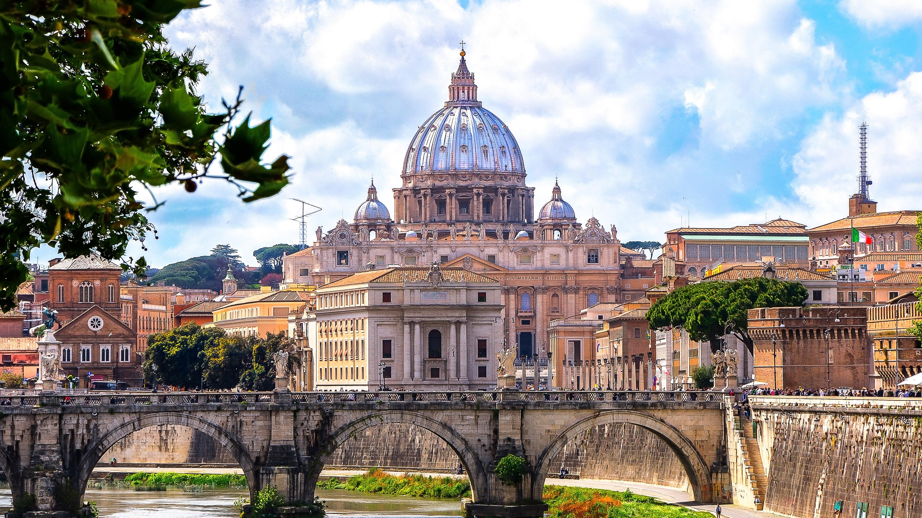 Tiberbrücke mit dem Petersdom in Rom