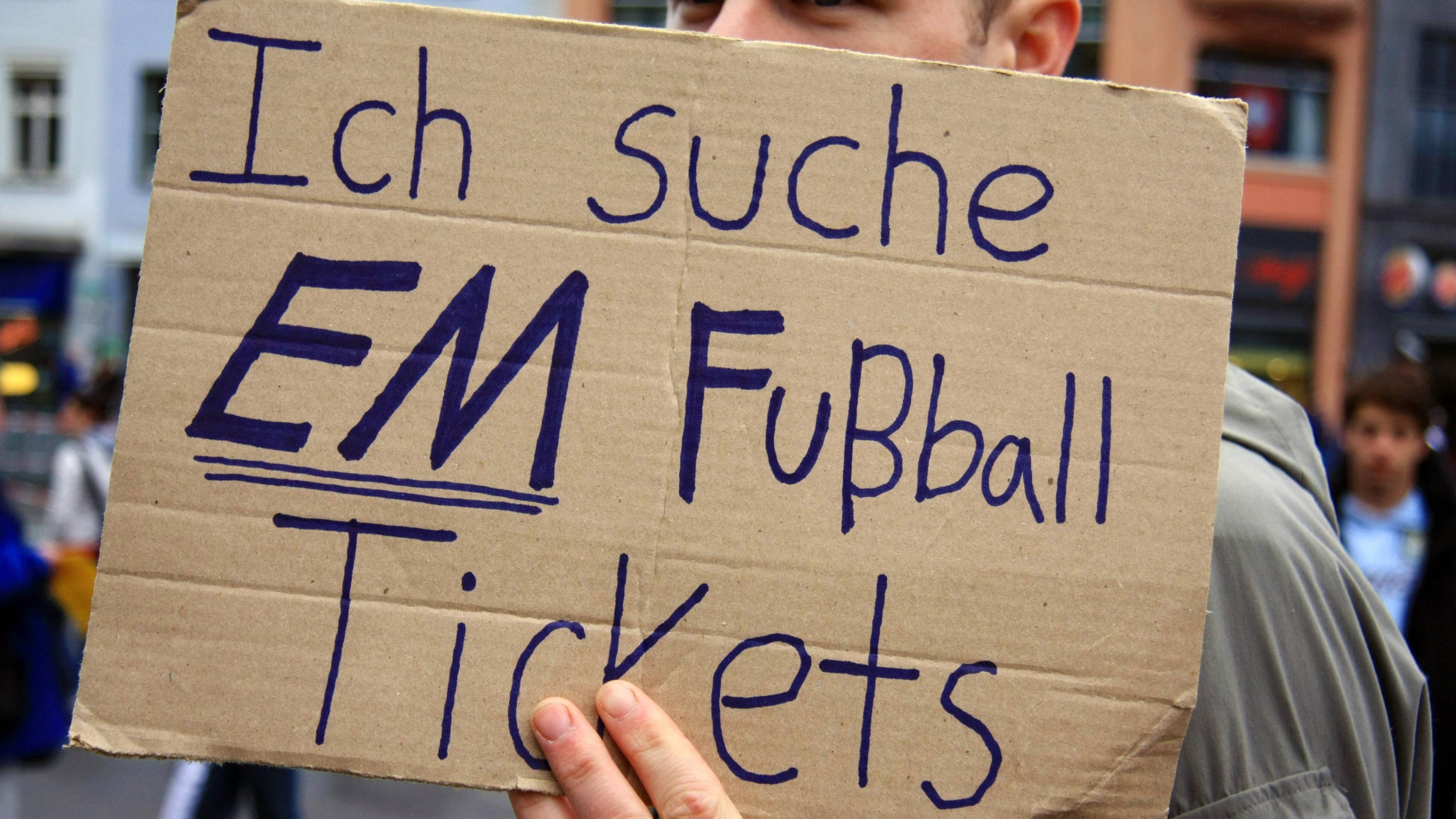 - Fußballfan sucht Tickets per Schild Fußball 