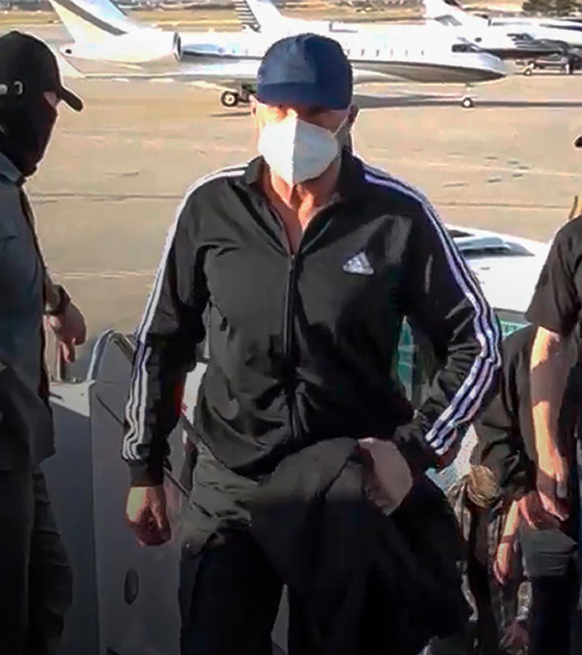 Wadim Krassikow, bekannt als der "Tiergarten-Mörder", am Flughafen von Ankara in der Türkei auf dem Weg in ein russisches Flugzeug.