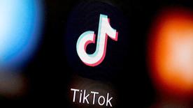 Symbolbild: TikTok Logo ist auf einem Smartphone zu sehen