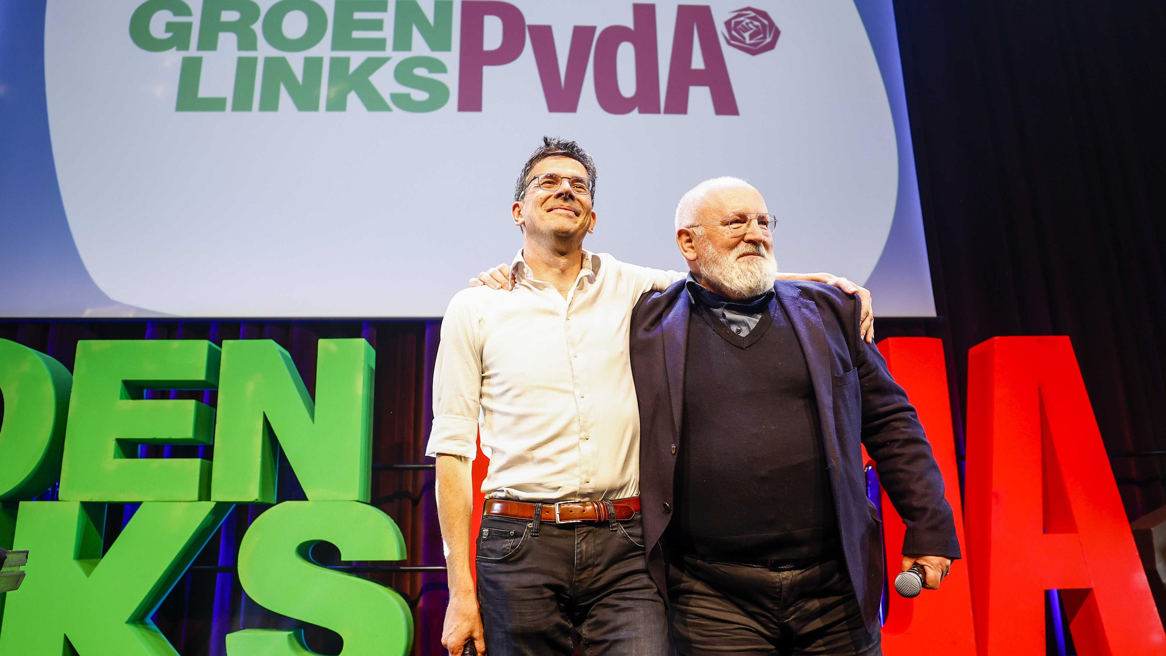 Eickhout und Timmermans vom führenden rot-grünen Bündnis auf einer Bühne nach der Wahl.