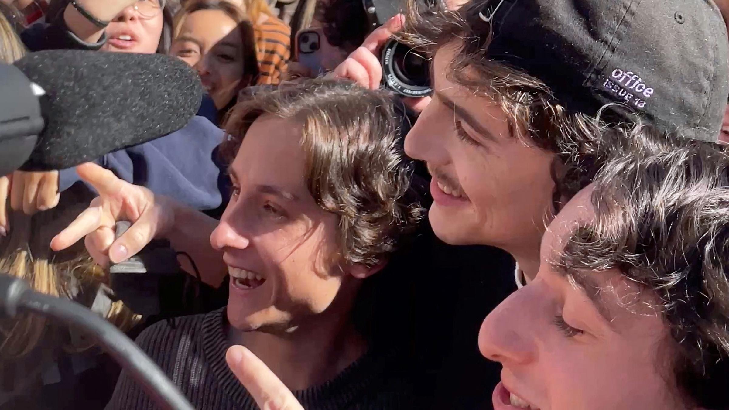 Bei einem Doppelgänger-Wettbewerb im New Yorker Central Park tauchte plötzlich das Original auf: "Dune"-Star Timothée Chalamet posierte für Fotos mit seinen Doppelgängern. (28.10.2024)