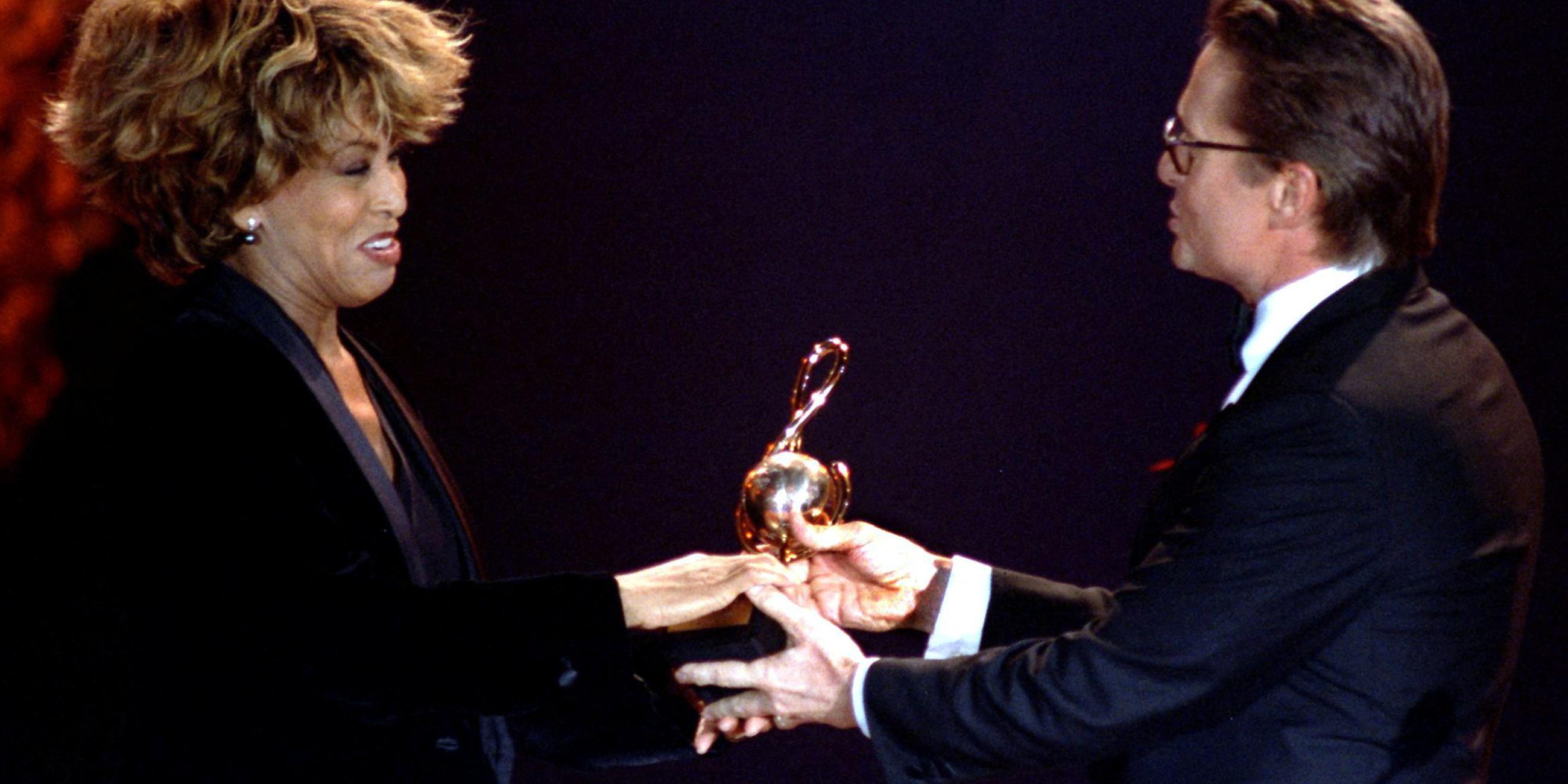 Michael Douglas überreicht den World Music award an Tina Turner 