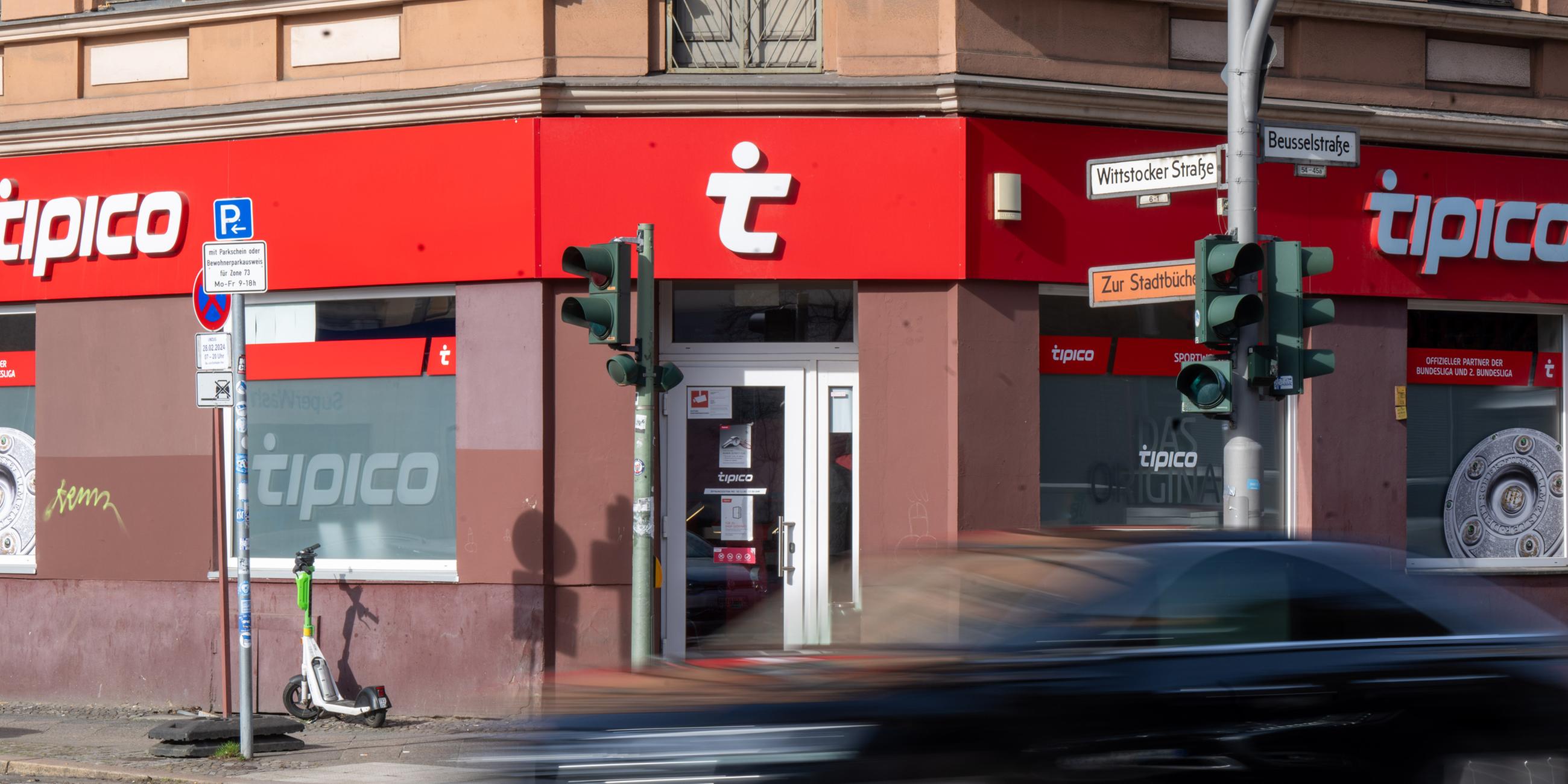Das Logo von Tipico, einem Anbieter von Sportwetten, ist über dem Eingang zu einer Filiale des Wettbüros angebracht. 