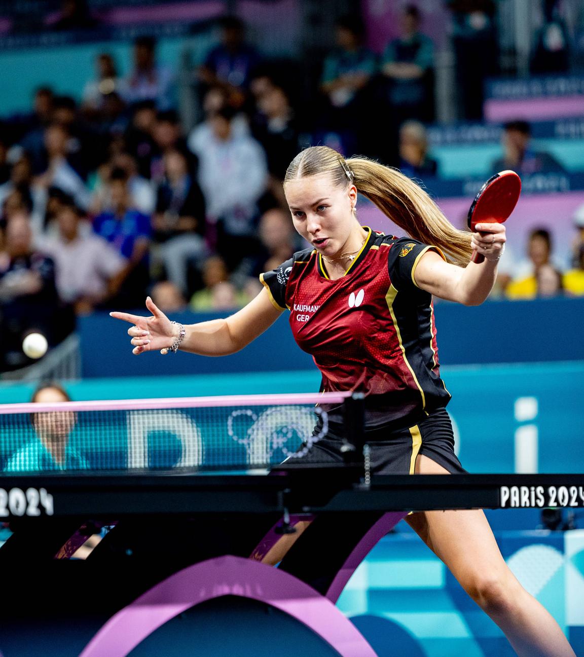 Die deutsche Tischtennisspielerin Annett Kaufmann in Aktion während ihrem Spiel gegen Indien.