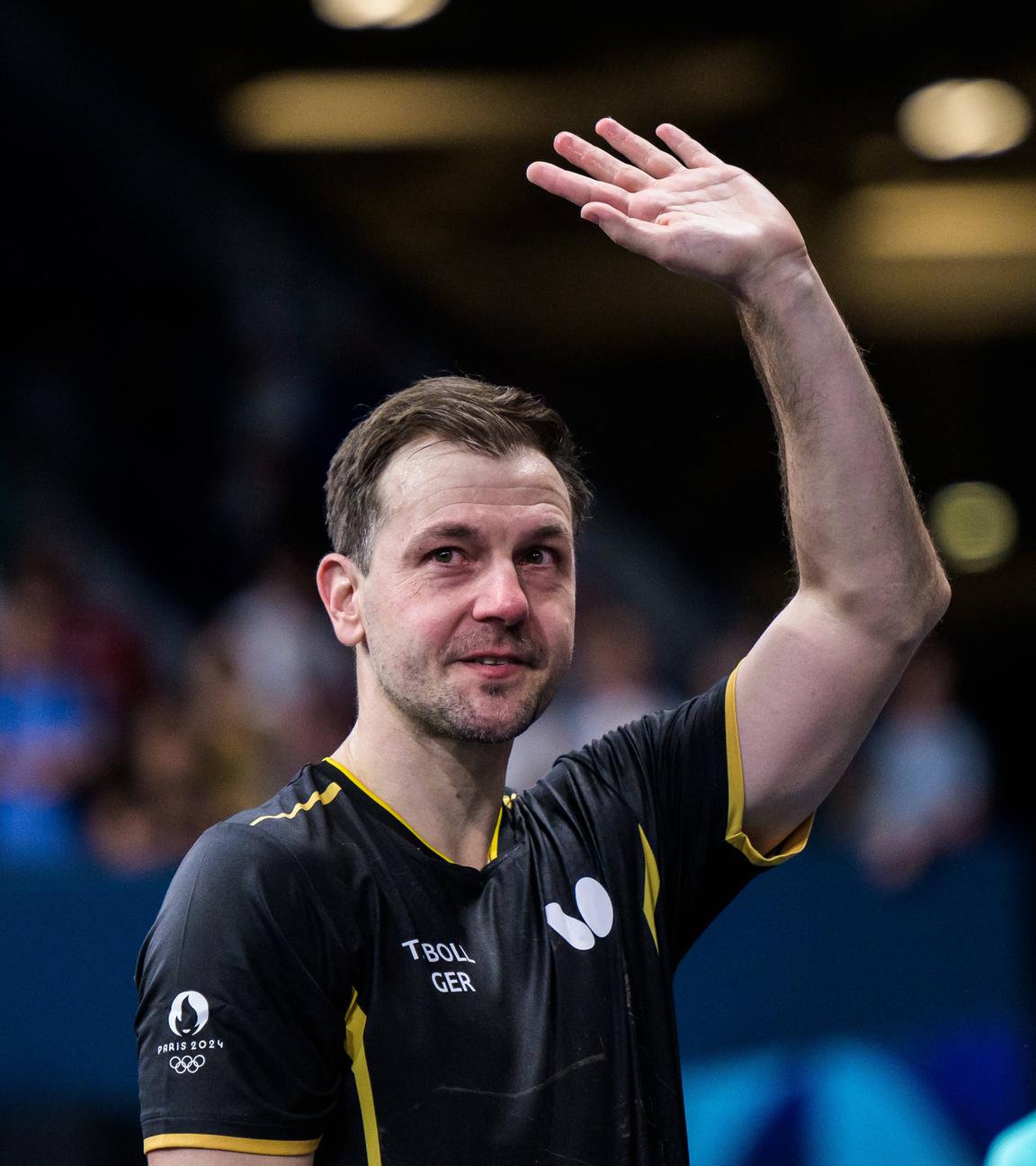 Tischtennislegende Timo Boll beendet seine internationale Karriere und verlässt weinend das Feld nachdem er das Viertelfinale gegen Schweden verliert.