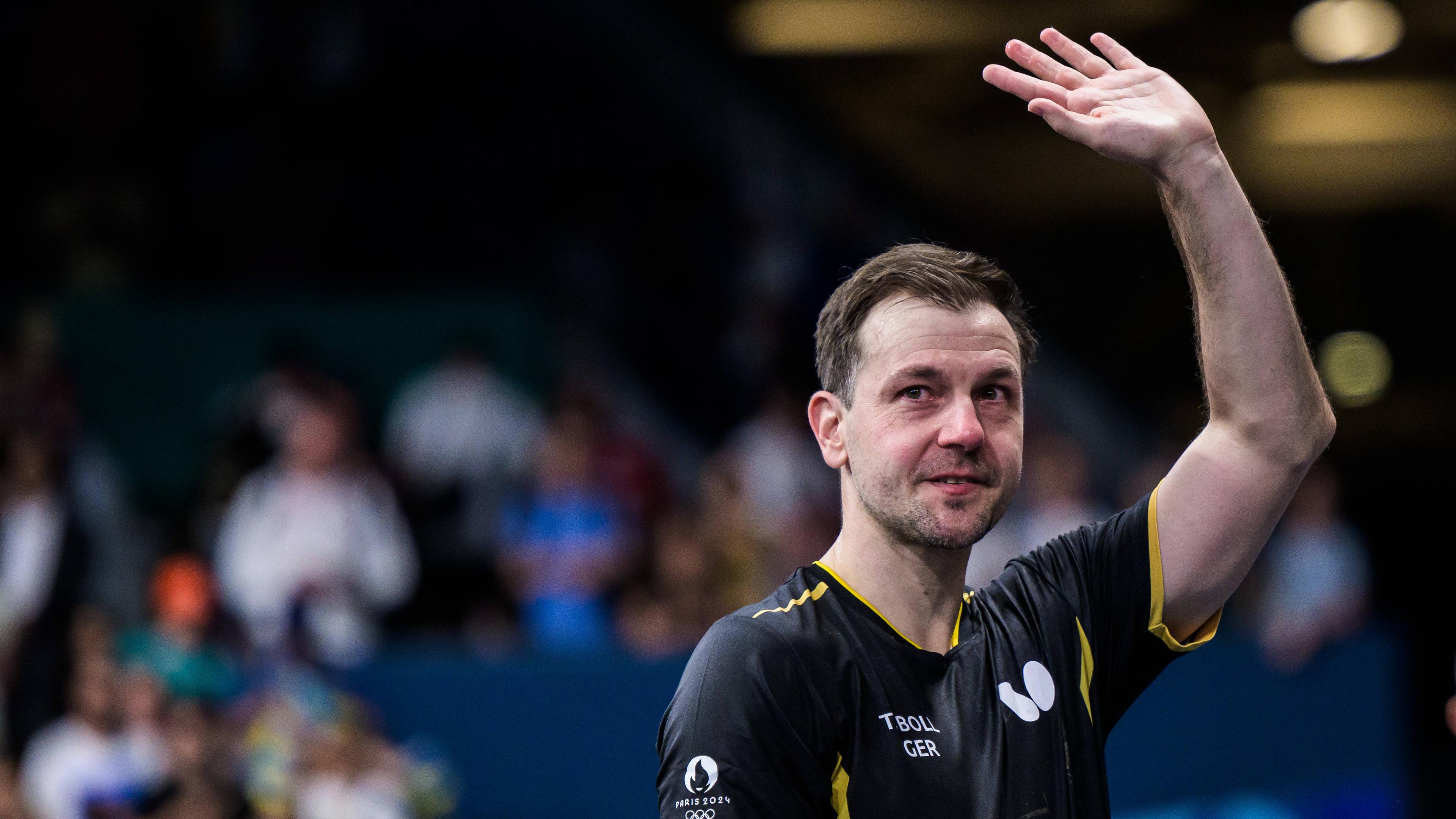 Tischtennislegende Timo Boll beendet seine internationale Karriere und verlässt weinend das Feld nachdem er das Viertelfinale gegen Schweden verliert.