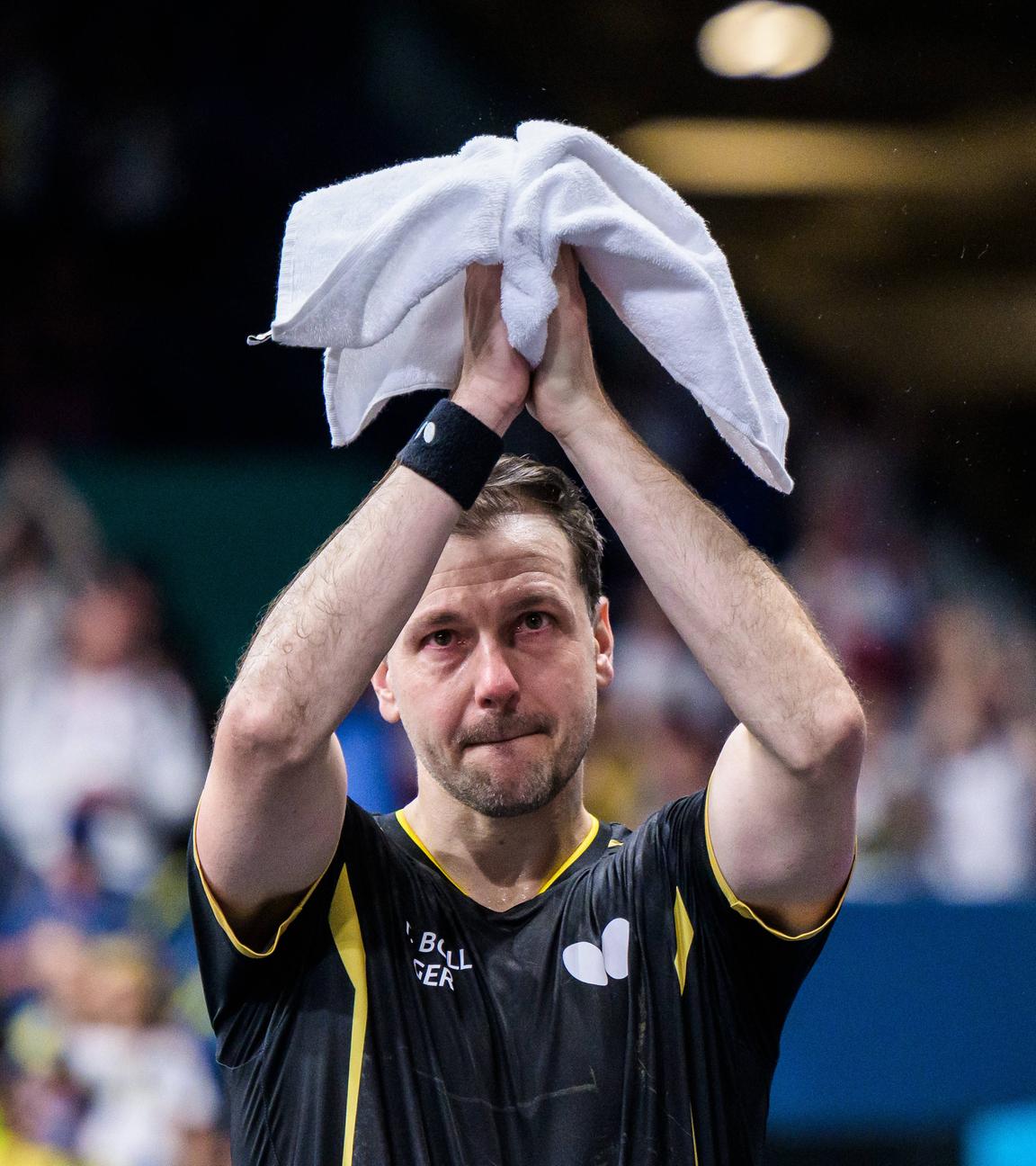 Tischtennislegende Timo Boll beendet seine internationale Karriere und verlässt weinend das Feld nachdem er das Viertelfinale gegen Schweden verliert.