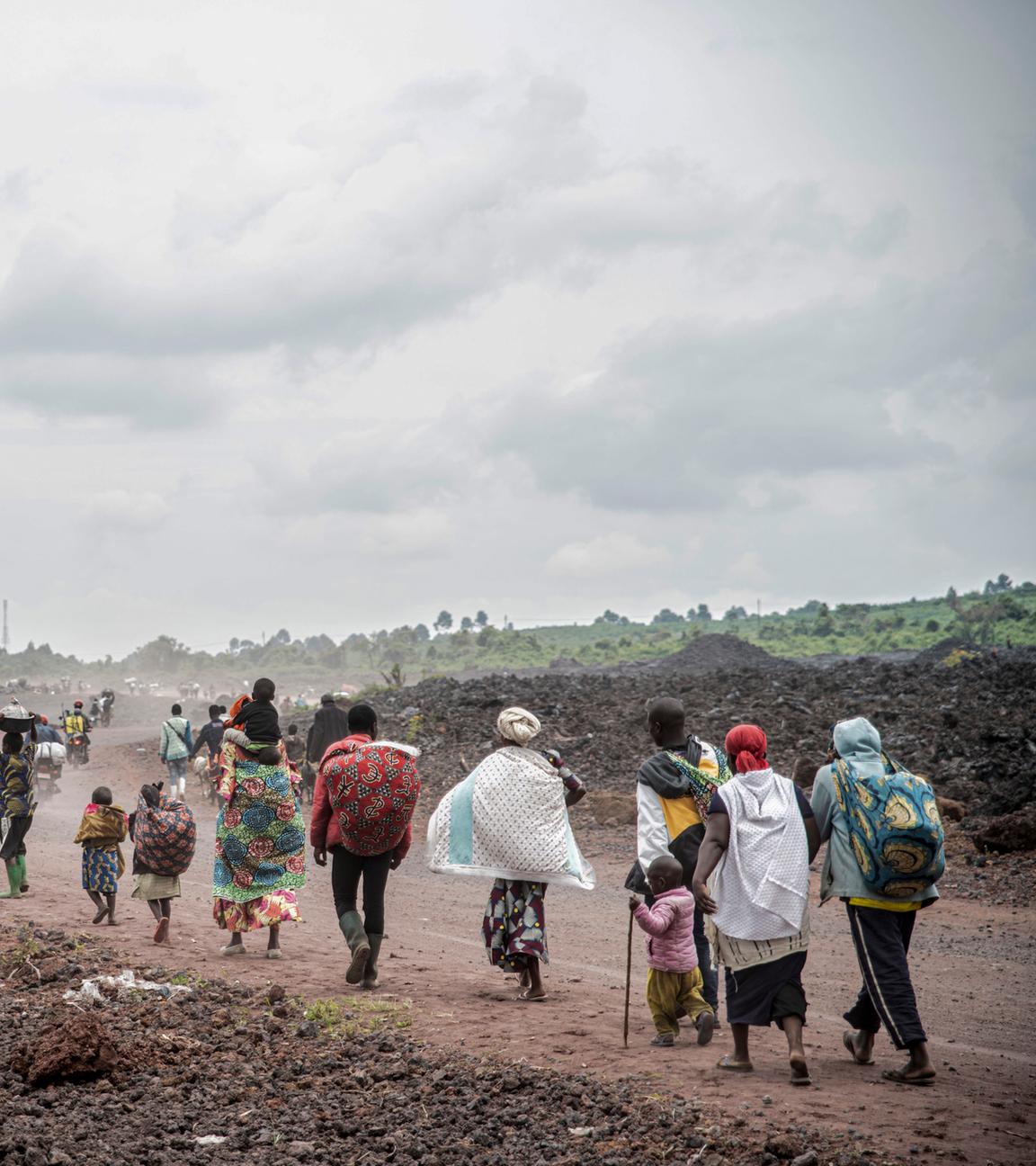 Menschen flüchten vor Kämpfen zwischen kongolesischen Militär und Rebellen 