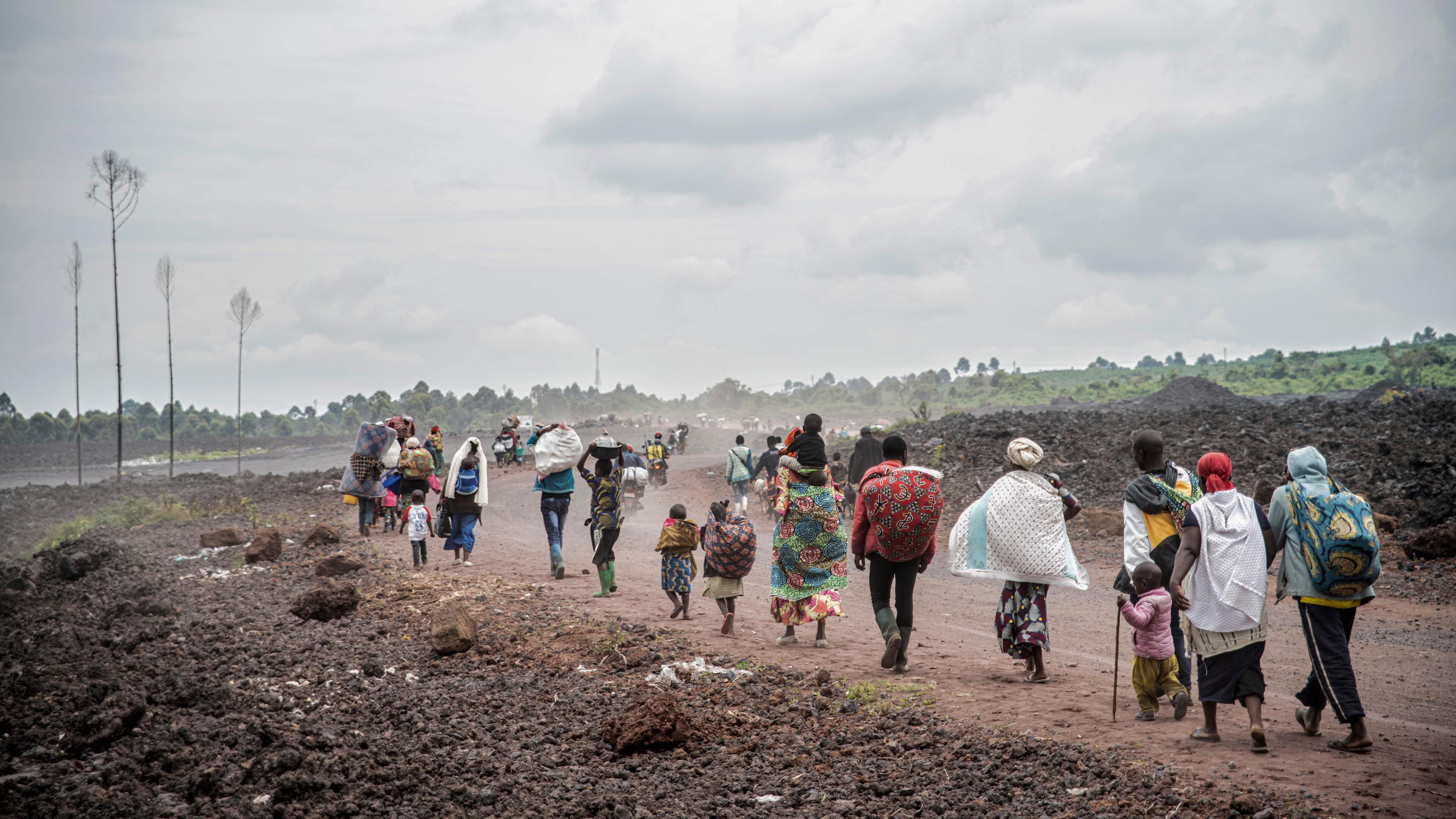 Menschen flüchten vor Kämpfen zwischen kongolesischen Militär und Rebellen 