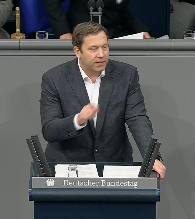 Lars Klingbeil spricht im Bundestag