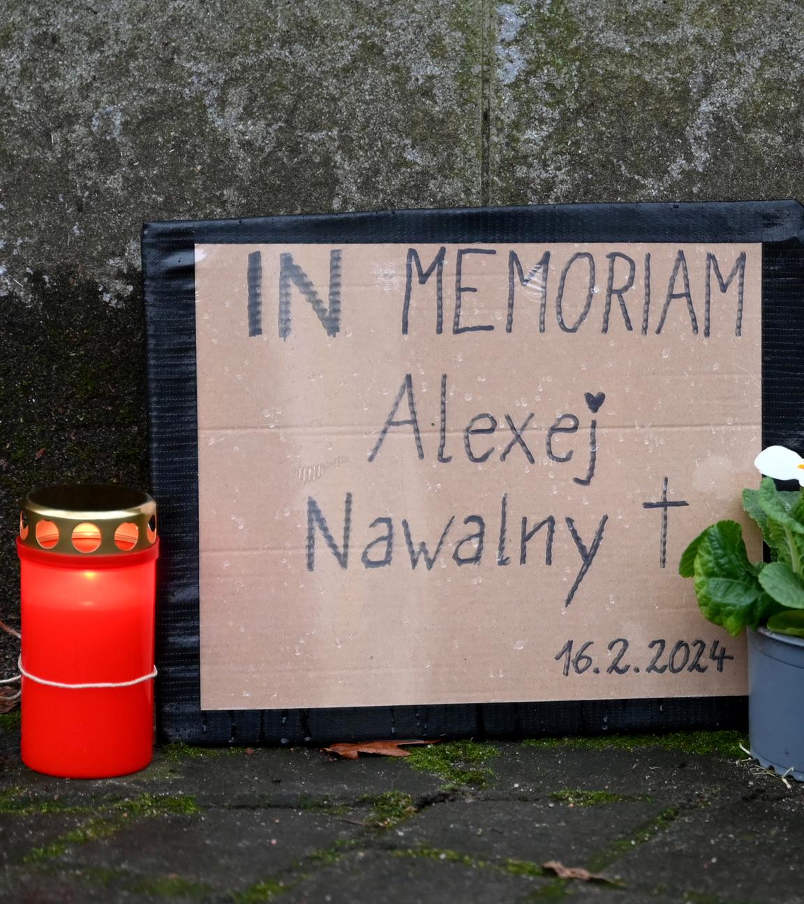 Hamburg: Auf einem Schild am ehemaligen Gebäude des mittlerweile geschlossenen russischen Generalkonsulats in Hamburg ist die Aufschrift "In Memoriam Alexej Nawalny 16.2.2024" zu lesen.