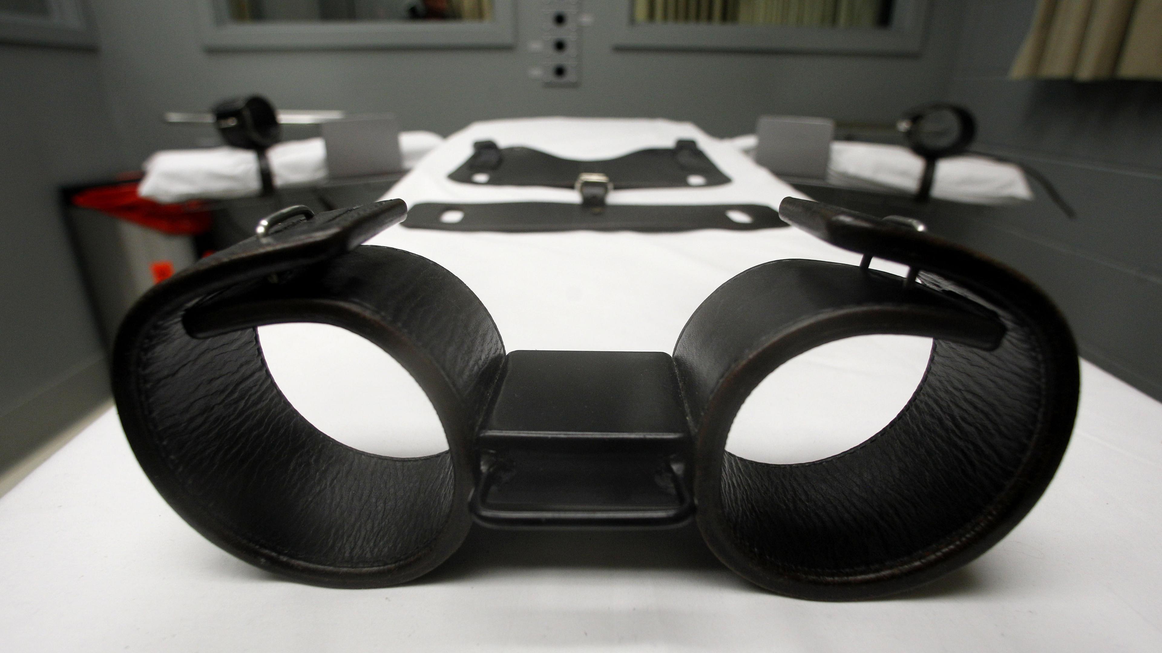 Schwarze Fußfesseln aus Leder liegen auf einer Liege in einem Hinrichtungsraum in den USA