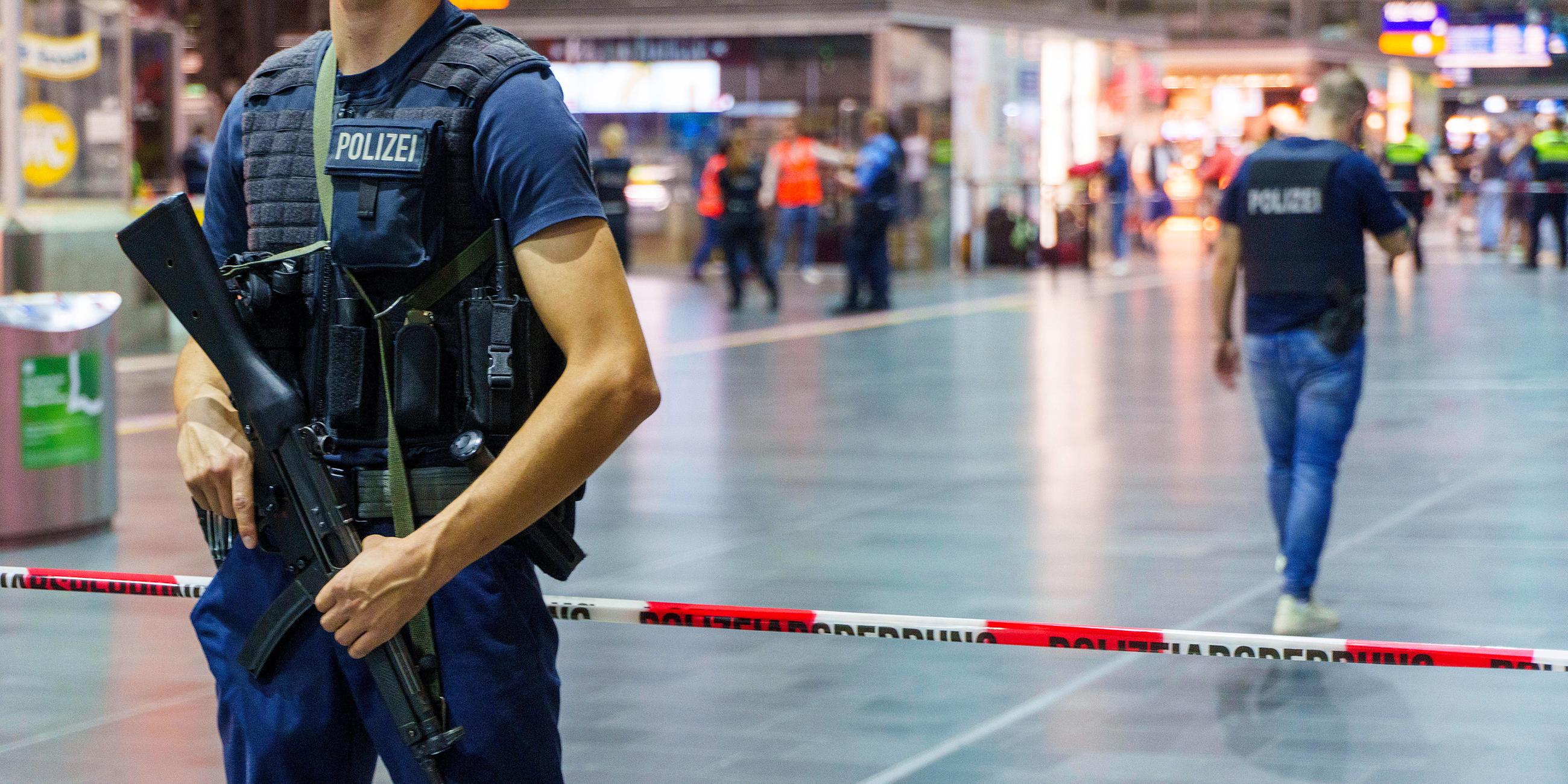 Ein Polizist sichert einen abgesperrten Bereich am 20.08.2024 im Frankfurter Hauptbahnhof