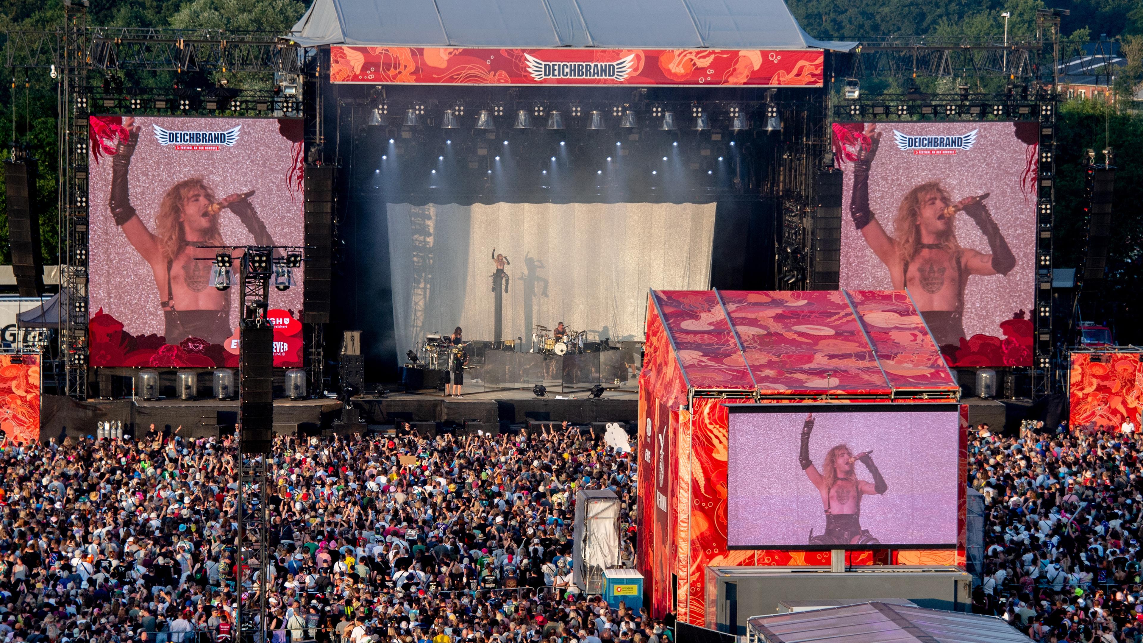 Zahlreiche Festivalbesucher verfolgen ein Konzert der Band Tokio Hotel auf dem Deichbrand Festival.