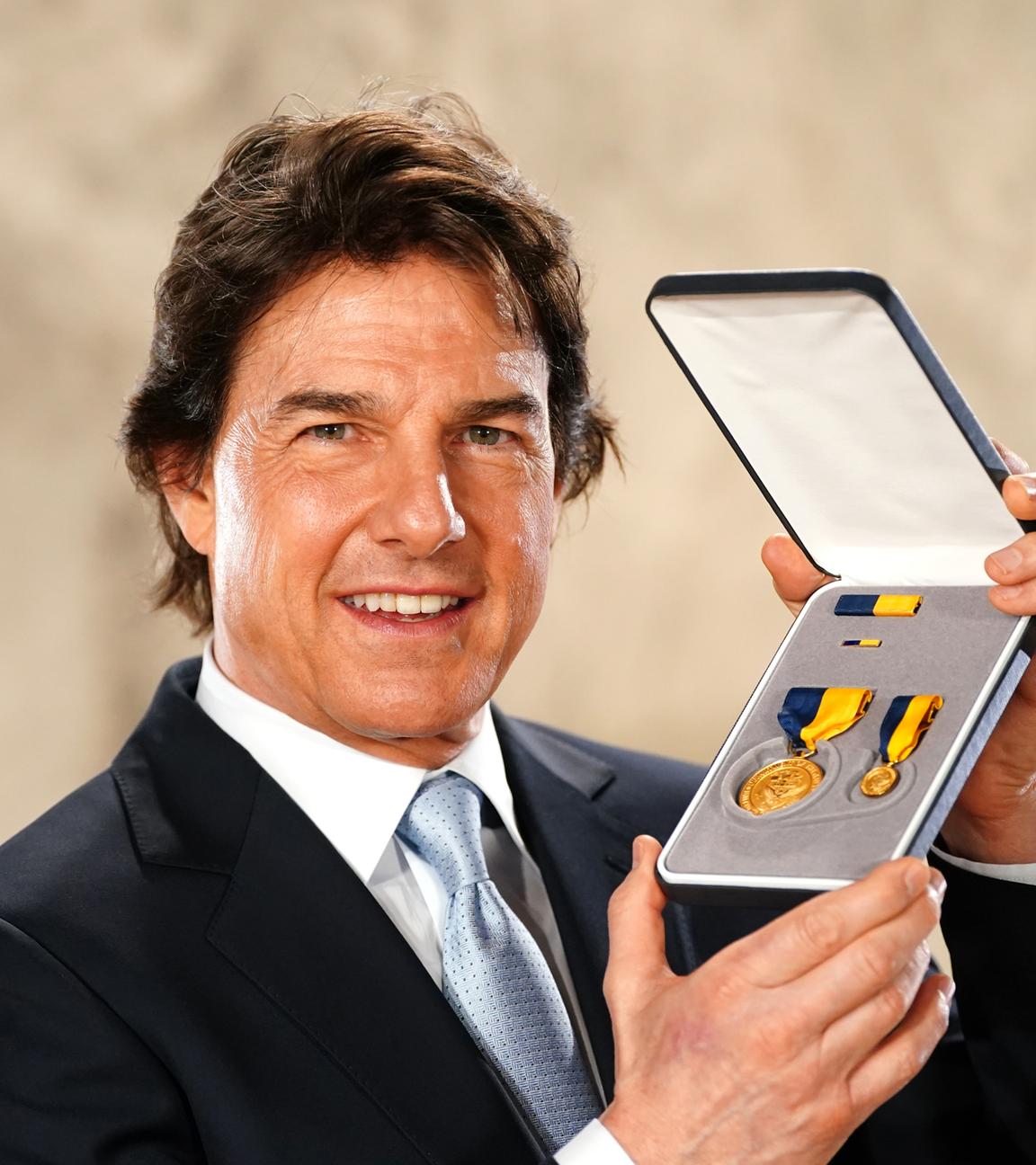 Großbritannien, Chertsey: Schauspieler Tom Cruise nach der Verleihung des US Navy Distinguished Public Service Award durch den United States Secretary of the Navy Carlos Del Toro