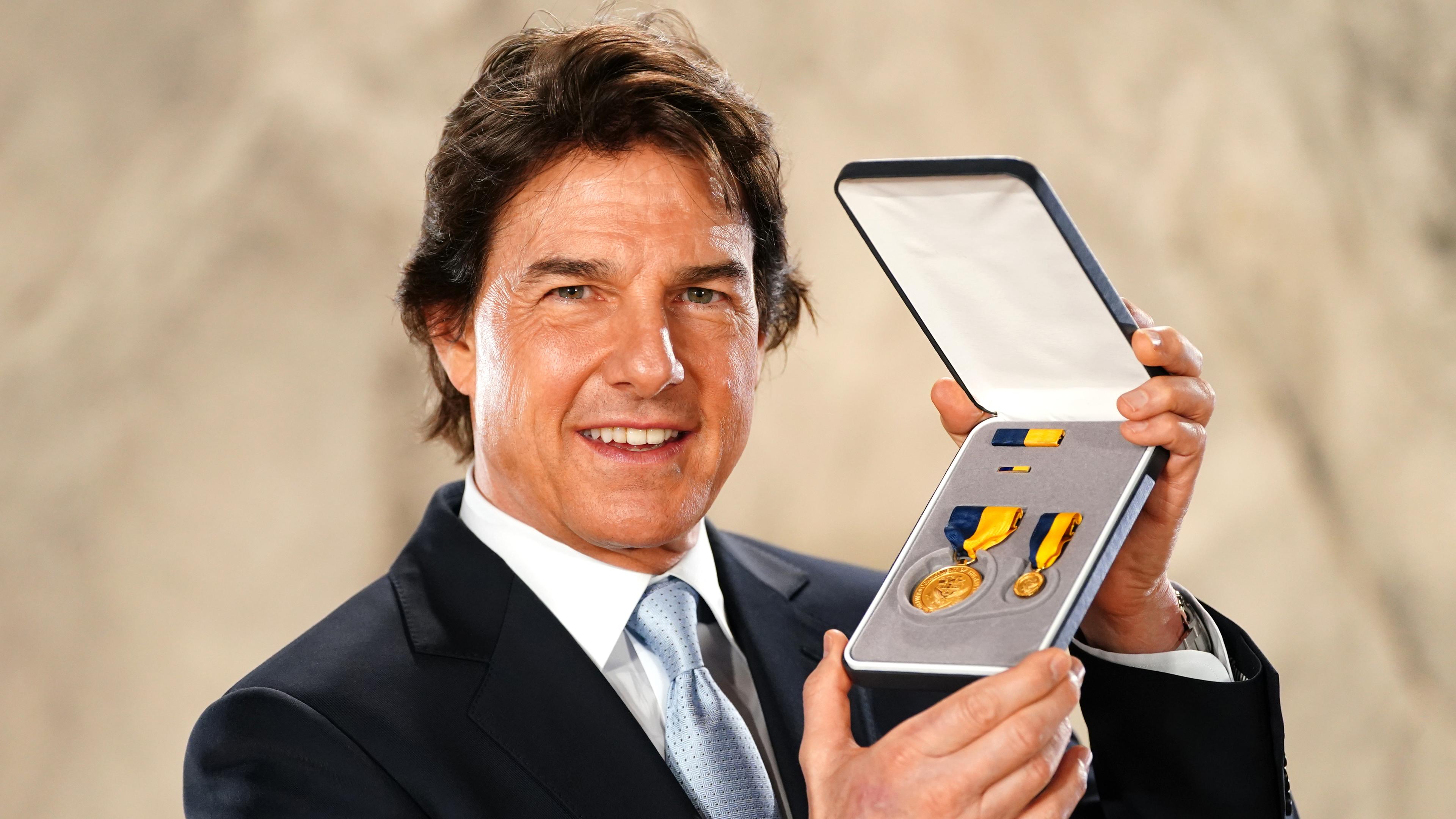 Großbritannien, Chertsey: Schauspieler Tom Cruise nach der Verleihung des US Navy Distinguished Public Service Award durch den United States Secretary of the Navy Carlos Del Toro