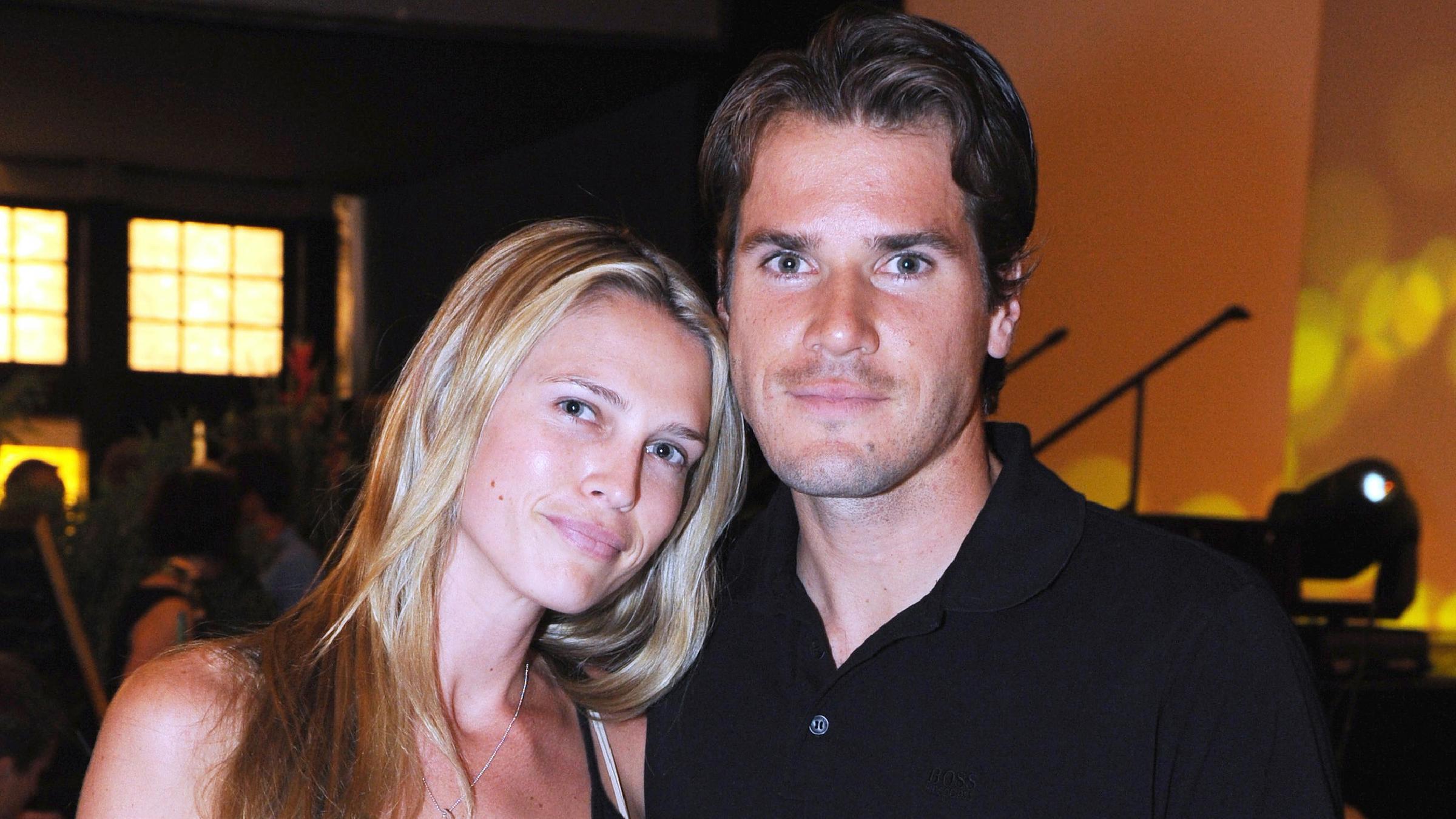 Der ehemalige Tennisprofi und Partnerin Sara Foster.