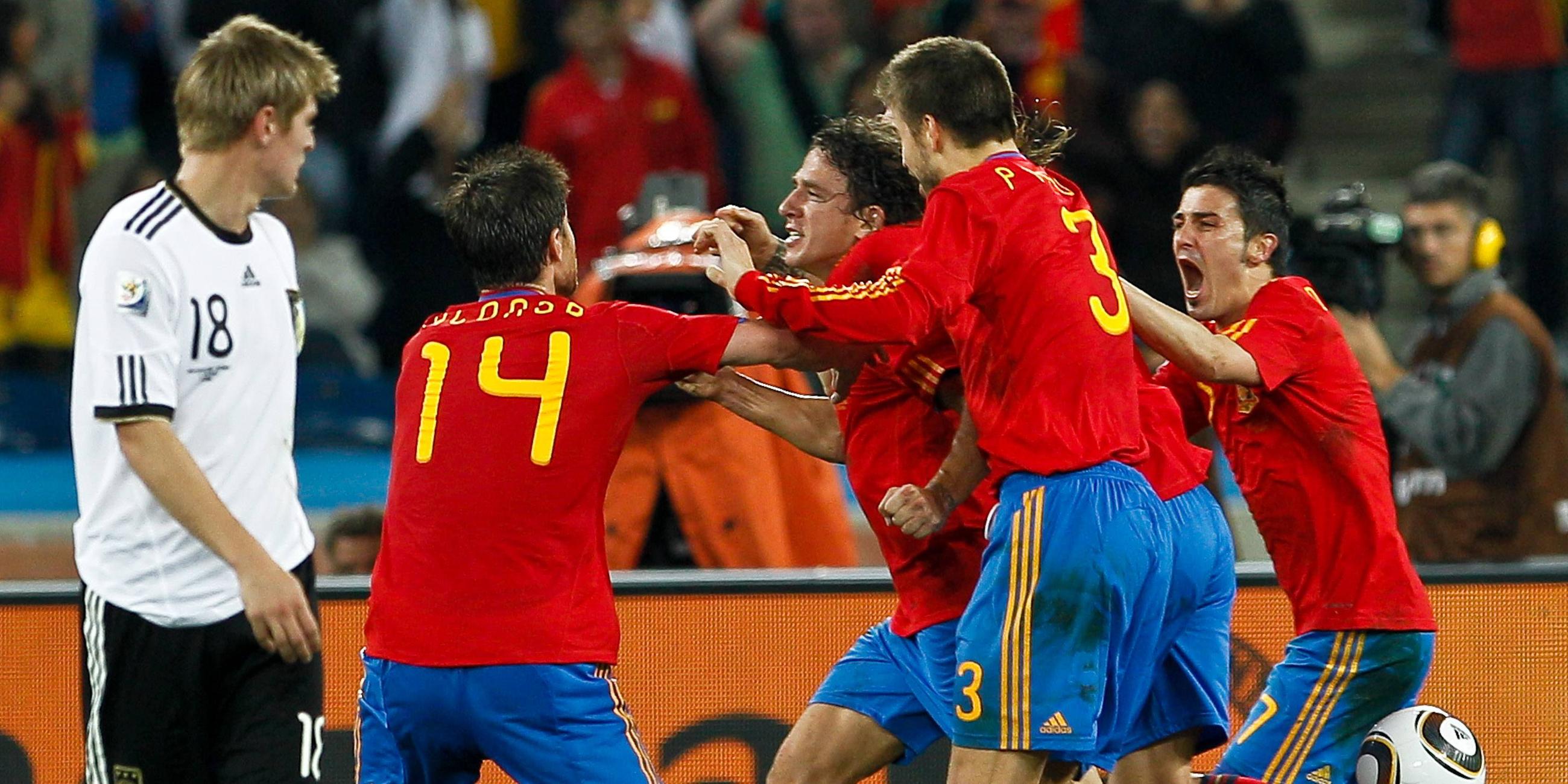 Kroos macht bei der WM 2010 (sein erstes Turnier) vier Spiele und steht uch bei der 0:1-Halbfinalniederlage gegen Spanien auf dem Platz