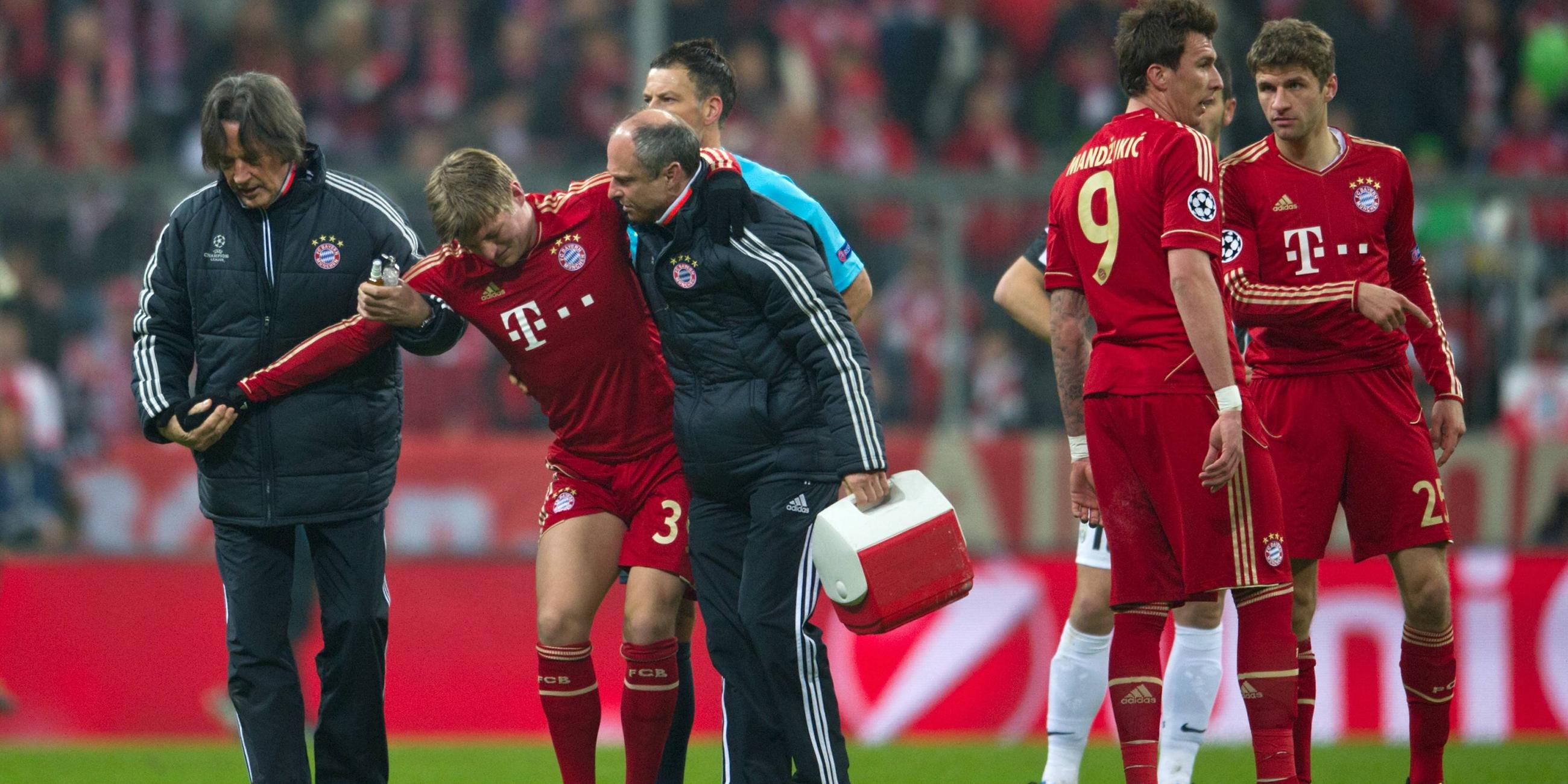 – 2013 gewinnen die Bayern mit Kroos als Stammspieler das Triple – das CL-Finale gegen Dortmund (2:1) verpasst er, weil er sich im Viertelfinal-Hinspiel gegen Juventus Turin verletzt.
