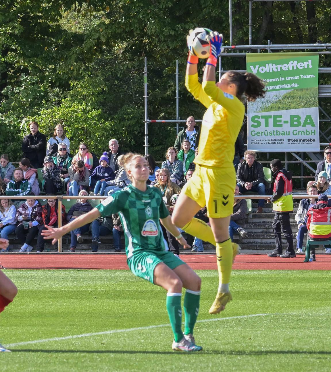 Torfrau Livia Peng (SV Werder Bremen 1) , SV Werder Bremen - FC Bayern Muenchen