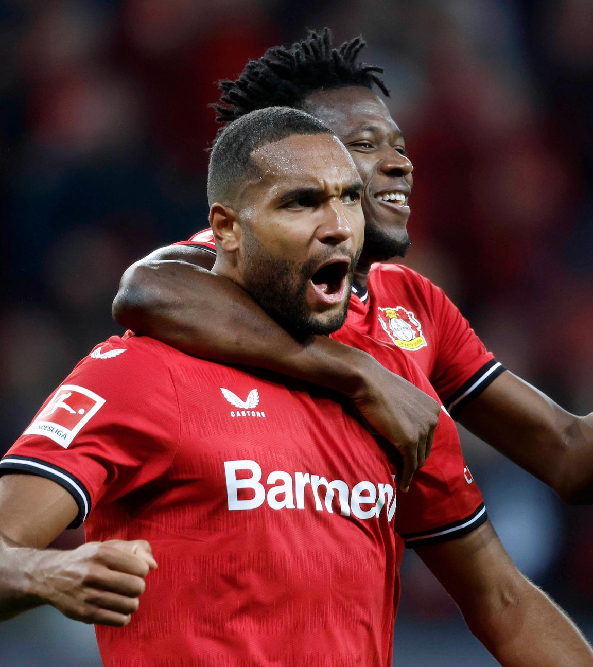 Leverkusen, Deutschland, 1. Fussball Bundesliga 15. Spieltag Bayer 04 Leverkusen gegen VFB Stuttgart in der Bay Arena. Jonathan Tah und Edmond Tapsoba aus Leverkusen jubeln nach dem Treffer zum 2:0